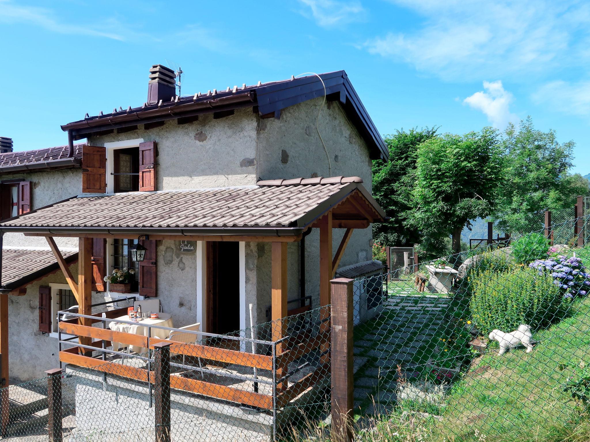 Photo 18 - Maison de 1 chambre à Peglio avec jardin et vues sur la montagne