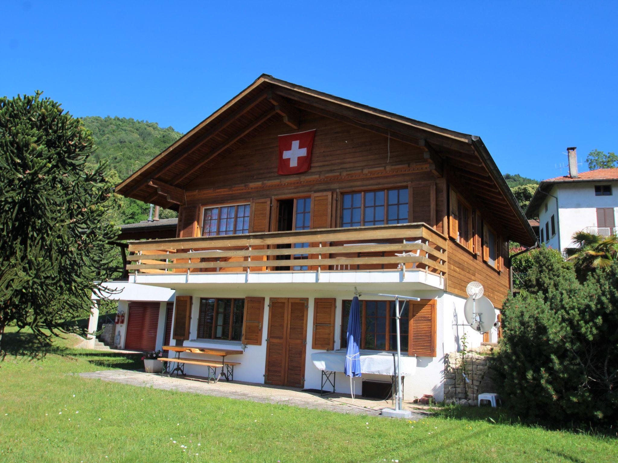 Foto 1 - Casa con 4 camere da letto a Castelveccana con terrazza e vista sulle montagne