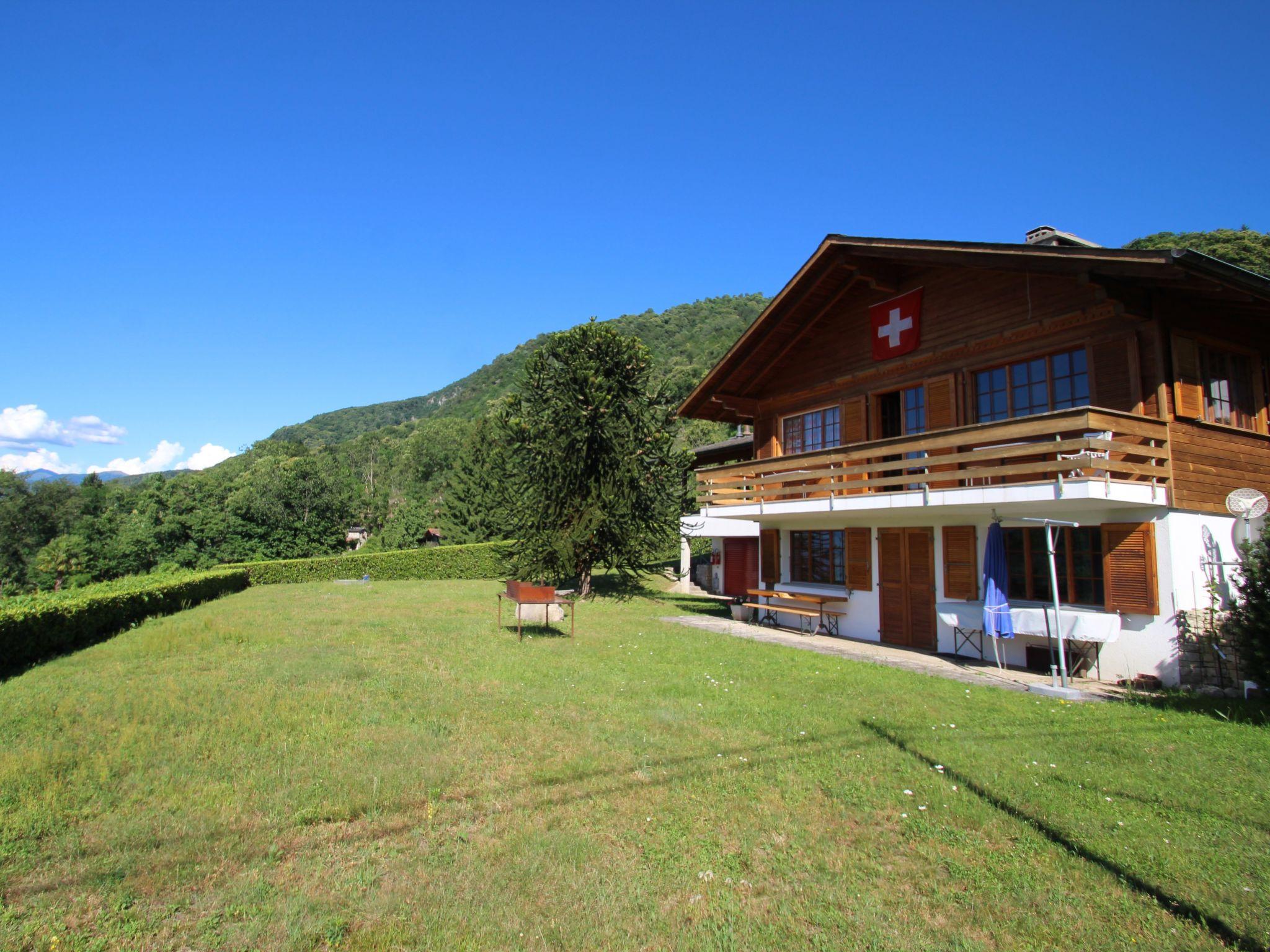 Photo 2 - Maison de 4 chambres à Castelveccana avec jardin et terrasse