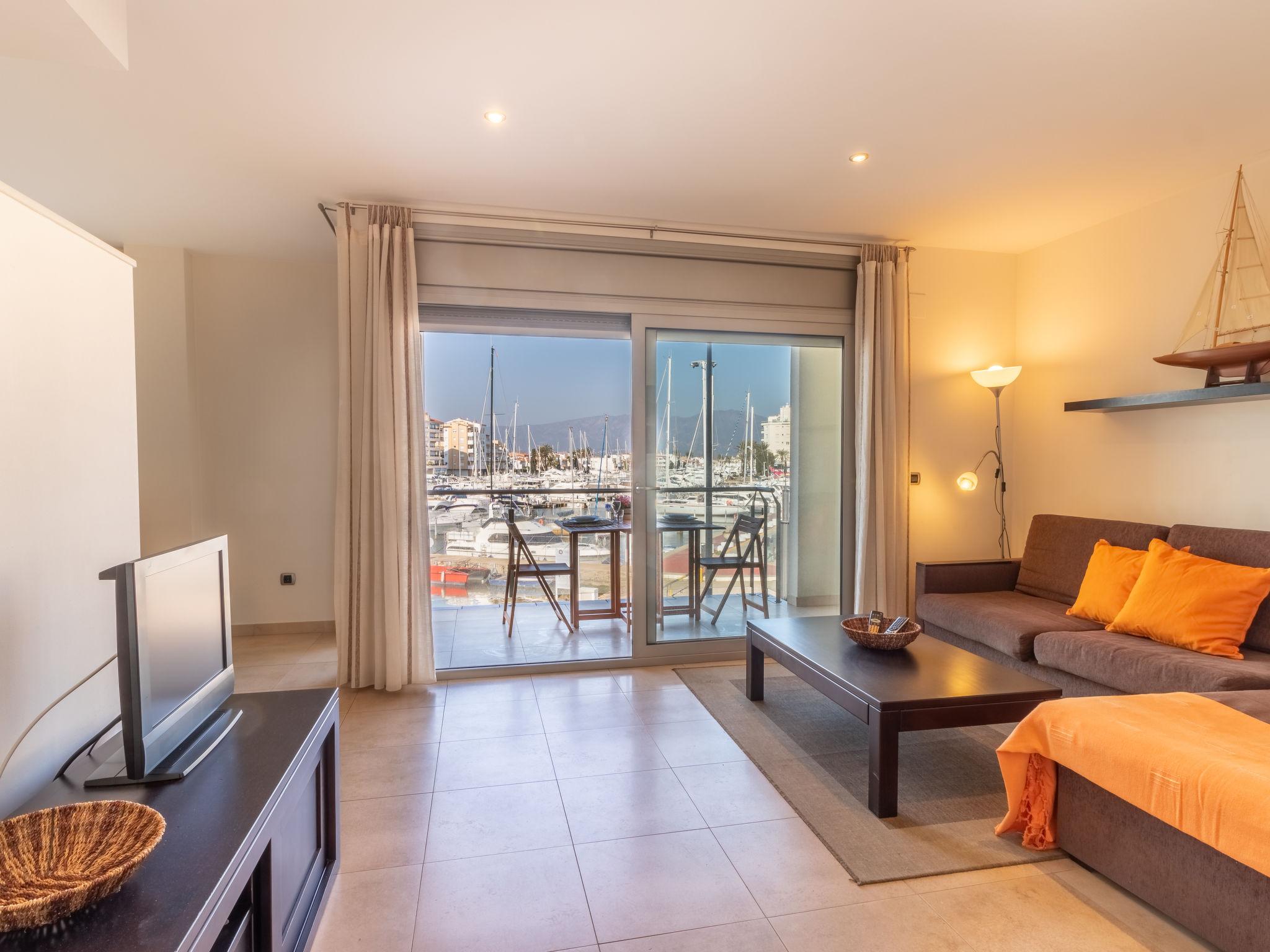 Foto 2 - Apartamento de 1 habitación en Castelló d'Empúries con terraza y vistas al mar