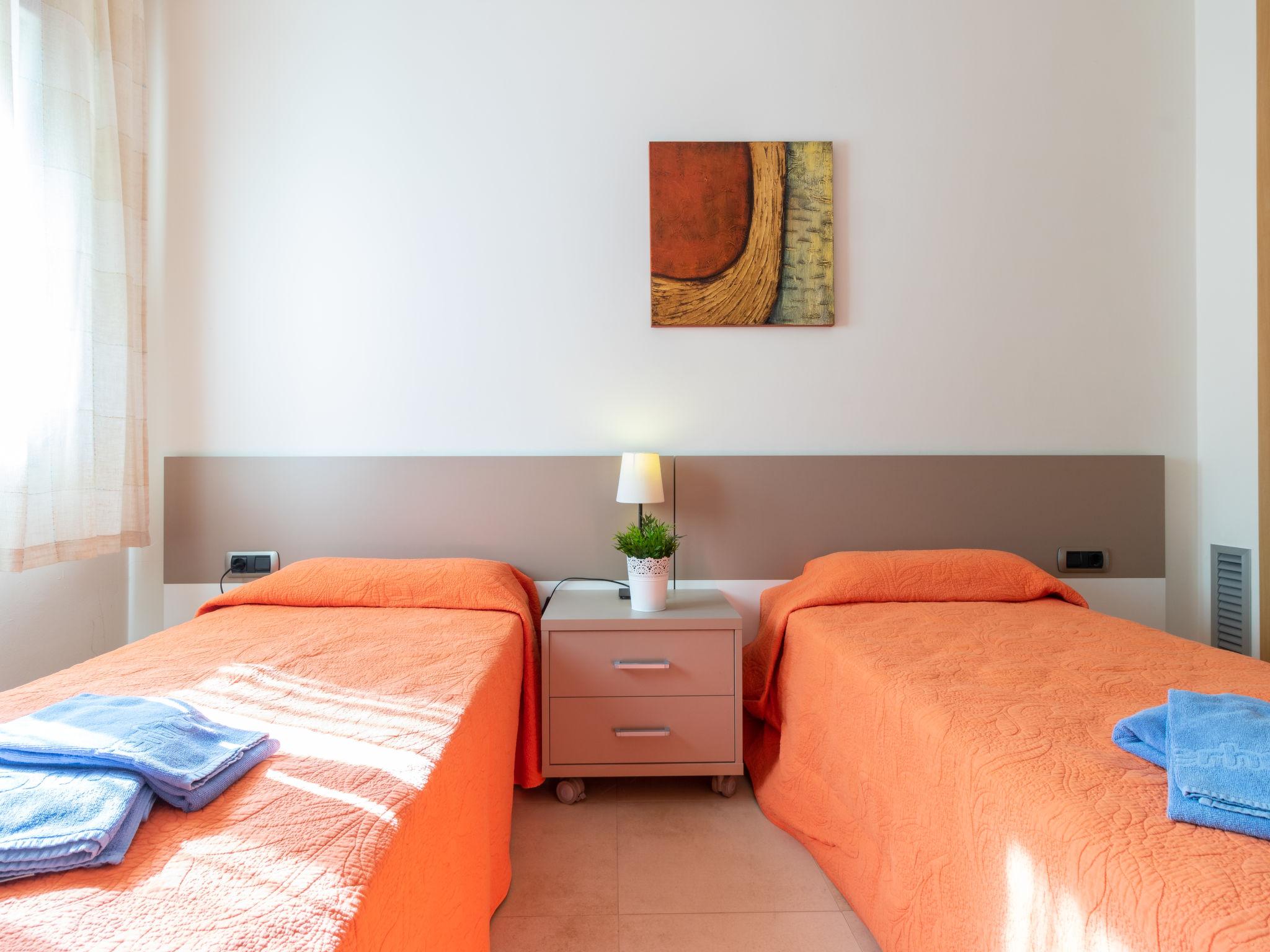 Foto 4 - Apartamento de 1 habitación en Castelló d'Empúries con terraza y vistas al mar