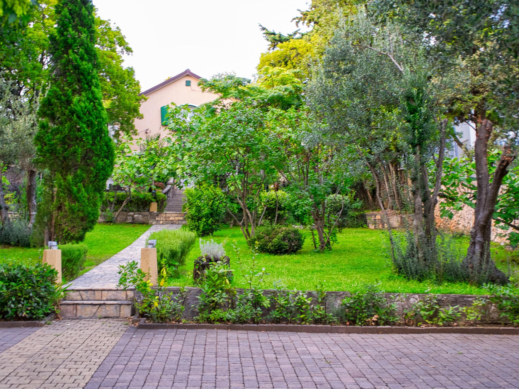 Foto 35 - Casa con 3 camere da letto a Novi Vinodolski con piscina privata e vista mare