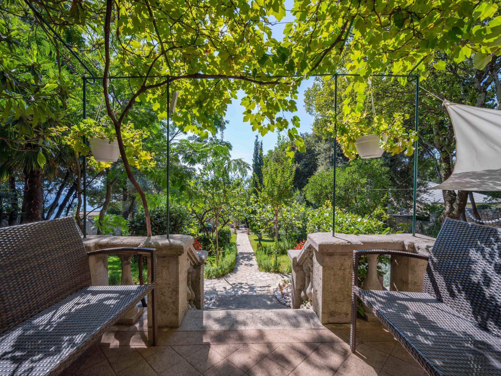 Foto 5 - Appartamento con 1 camera da letto a Novi Vinodolski con piscina e vista mare