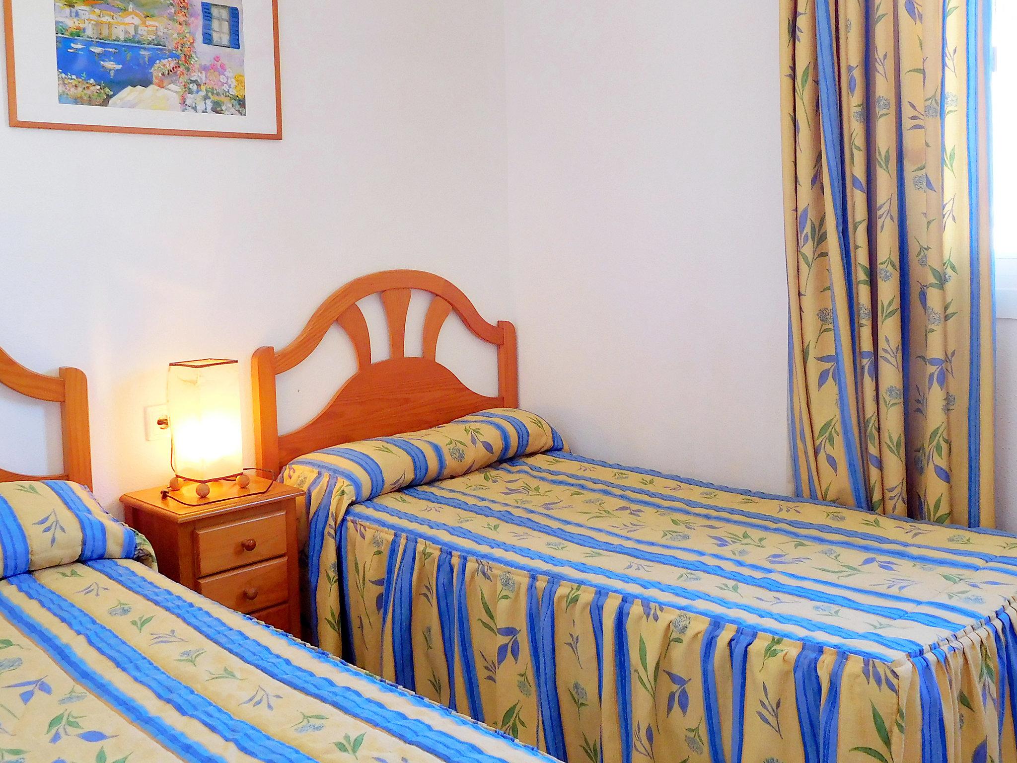 Foto 3 - Apartment mit 1 Schlafzimmer in Benidorm mit schwimmbad und garten