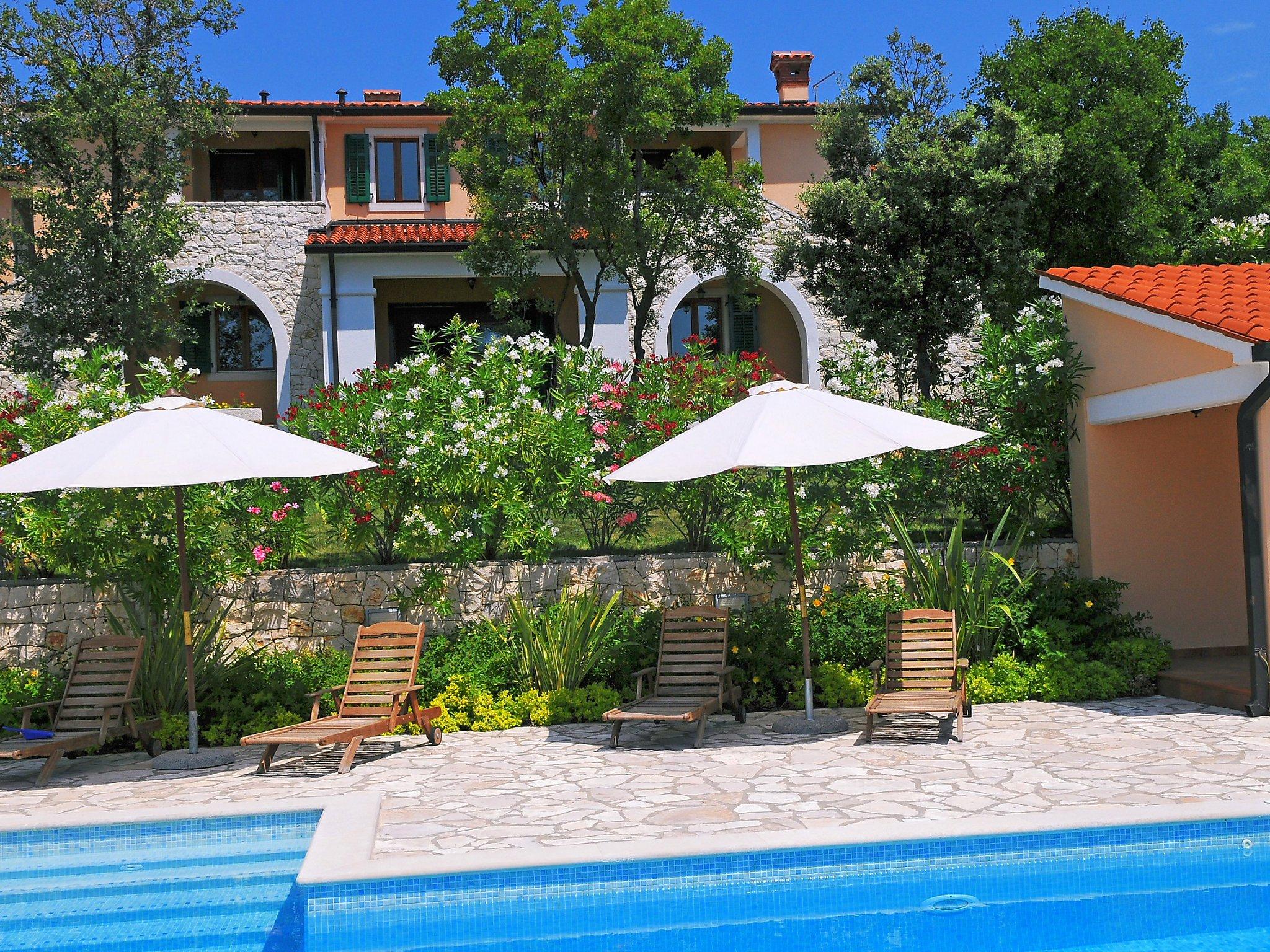 Foto 1 - Casa de 5 habitaciones en Raša con piscina y vistas al mar