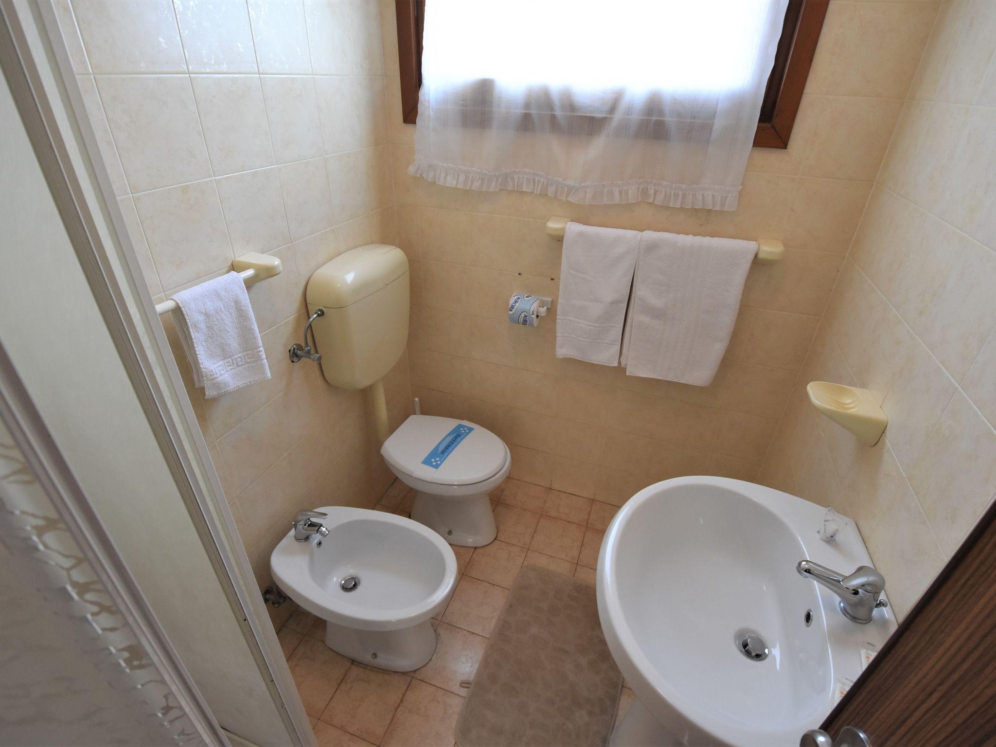 Photo 14 - 2 bedroom Apartment in Rosolina with garden and sea view