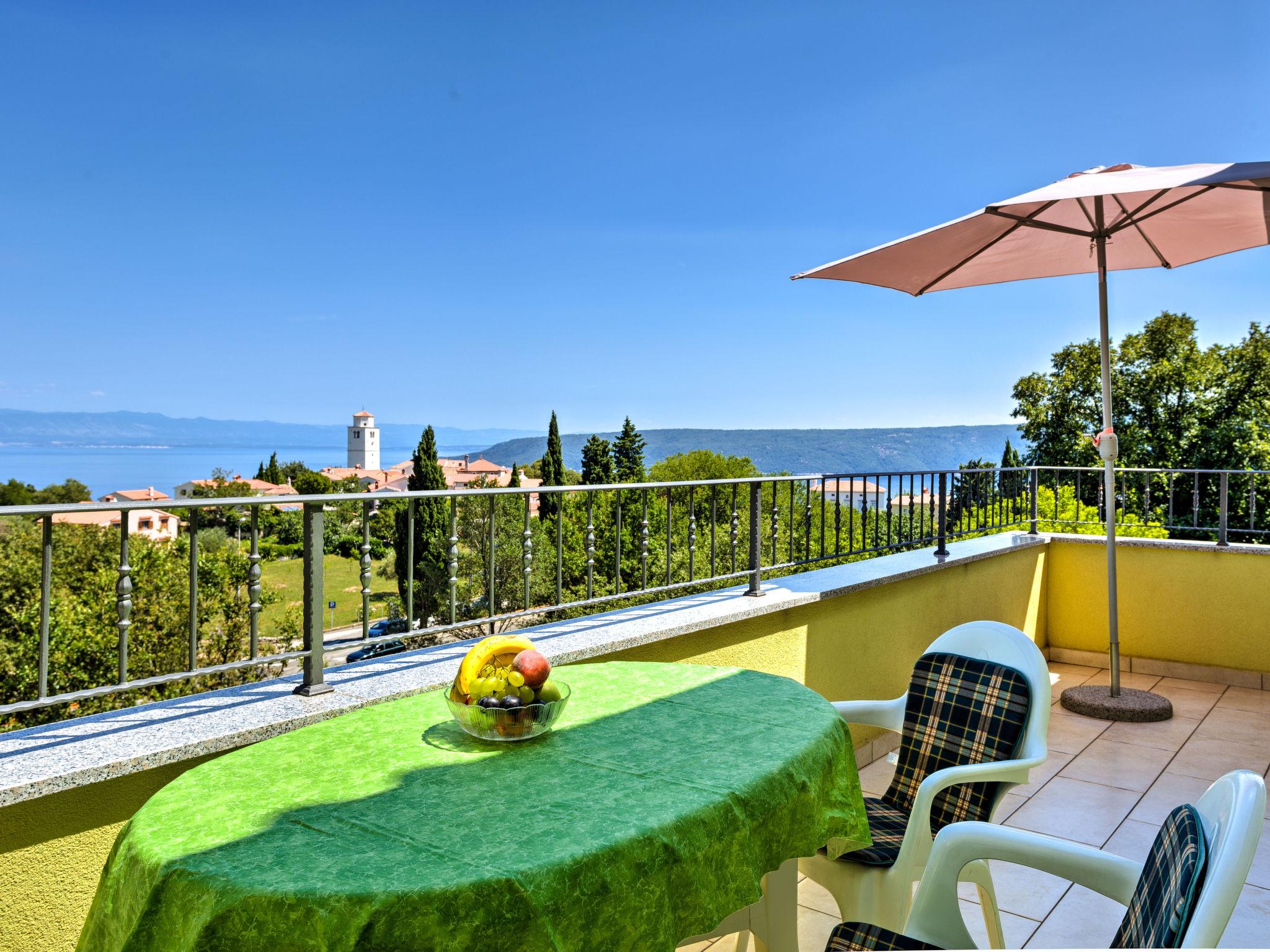 Foto 5 - Apartamento de 1 habitación en Mošćenička Draga con piscina y vistas al mar