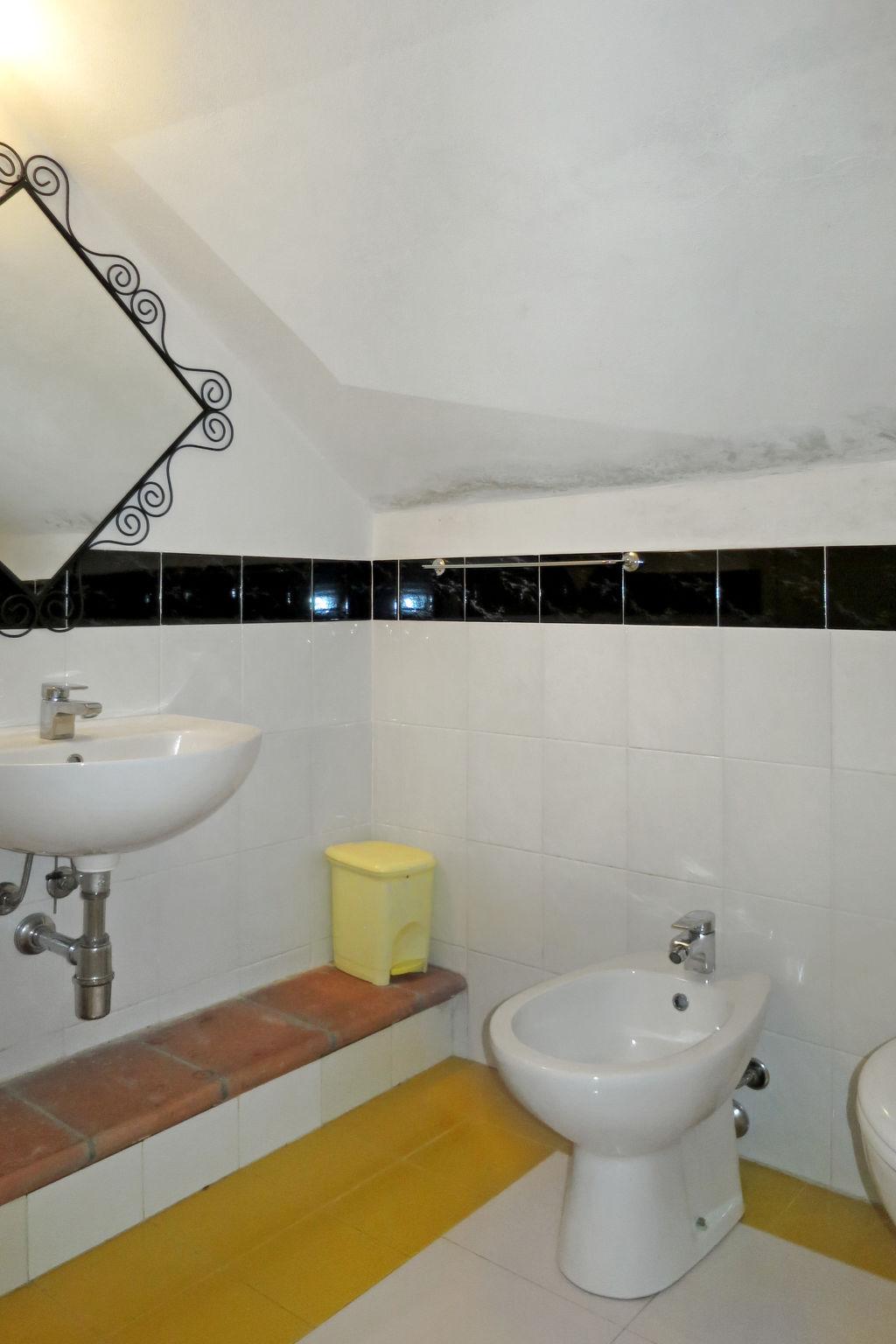 Foto 12 - Haus mit 1 Schlafzimmer in Monticiano mit schwimmbad und garten