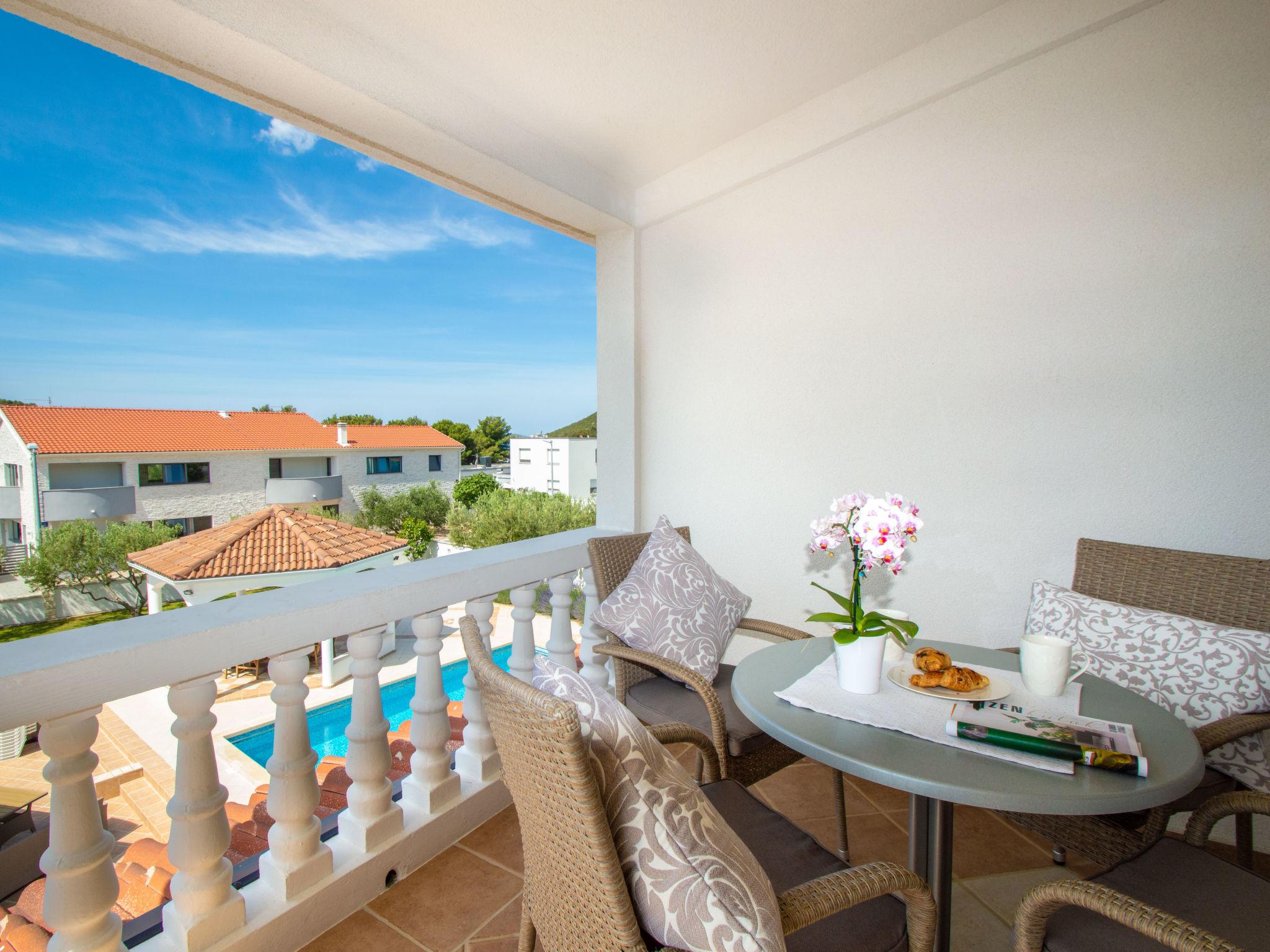 Foto 5 - Apartamento de 2 quartos em Tribunj com piscina e vistas do mar