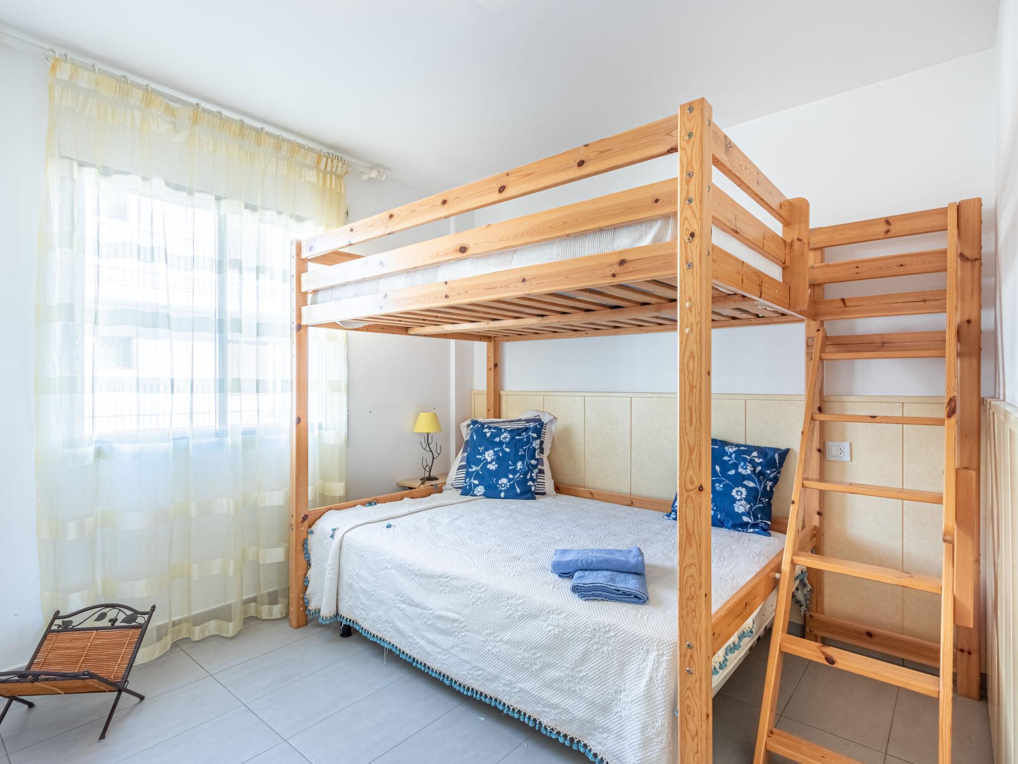 Foto 11 - Appartamento con 2 camere da letto a Castelló d'Empúries con vista mare