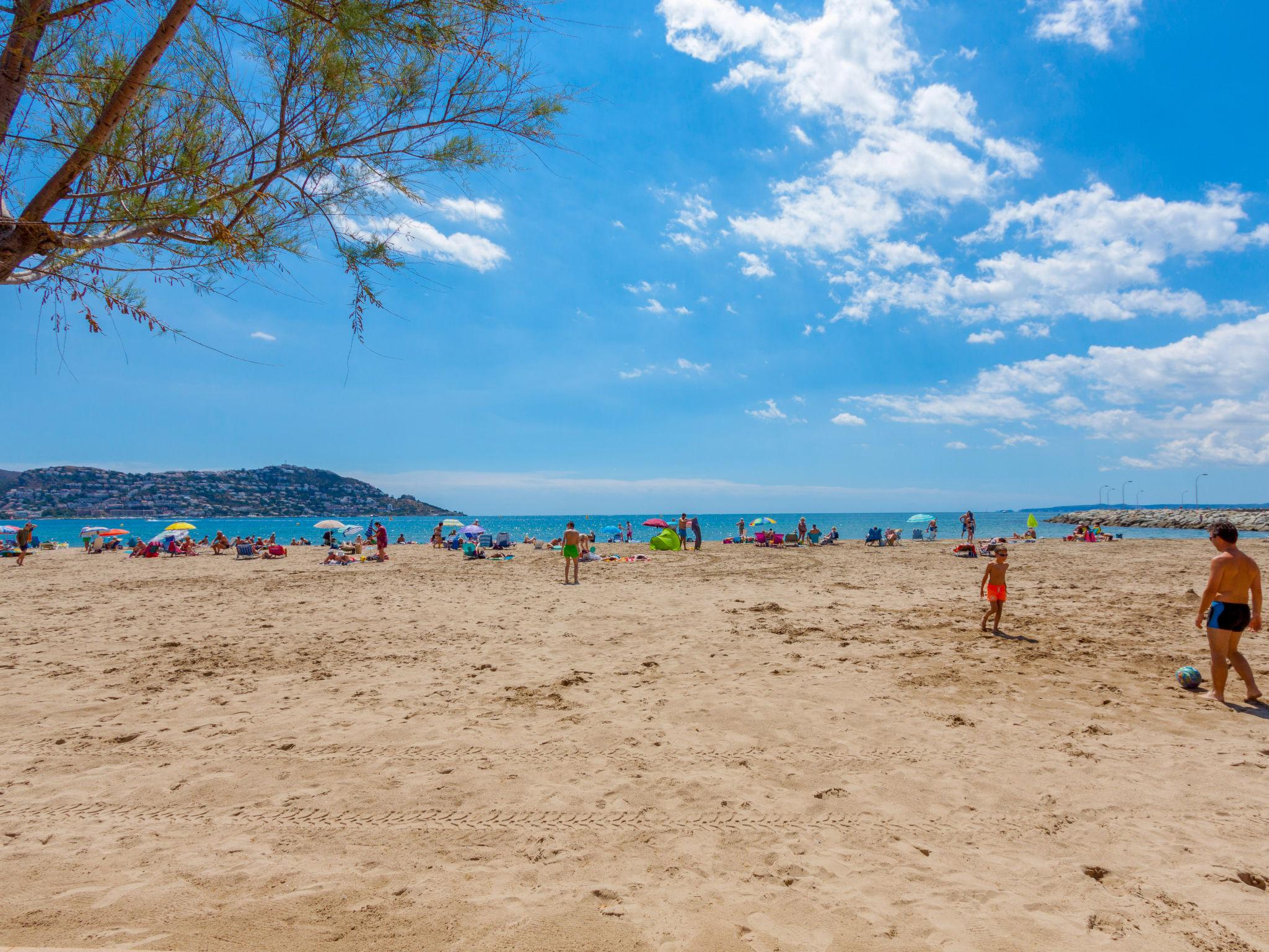 Foto 18 - Appartamento con 2 camere da letto a Castelló d'Empúries con vista mare