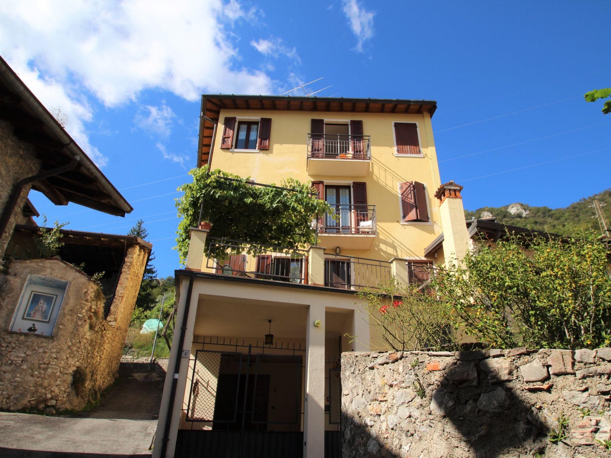 Foto 1 - Apartamento de 1 habitación en Gargnano con vistas a la montaña