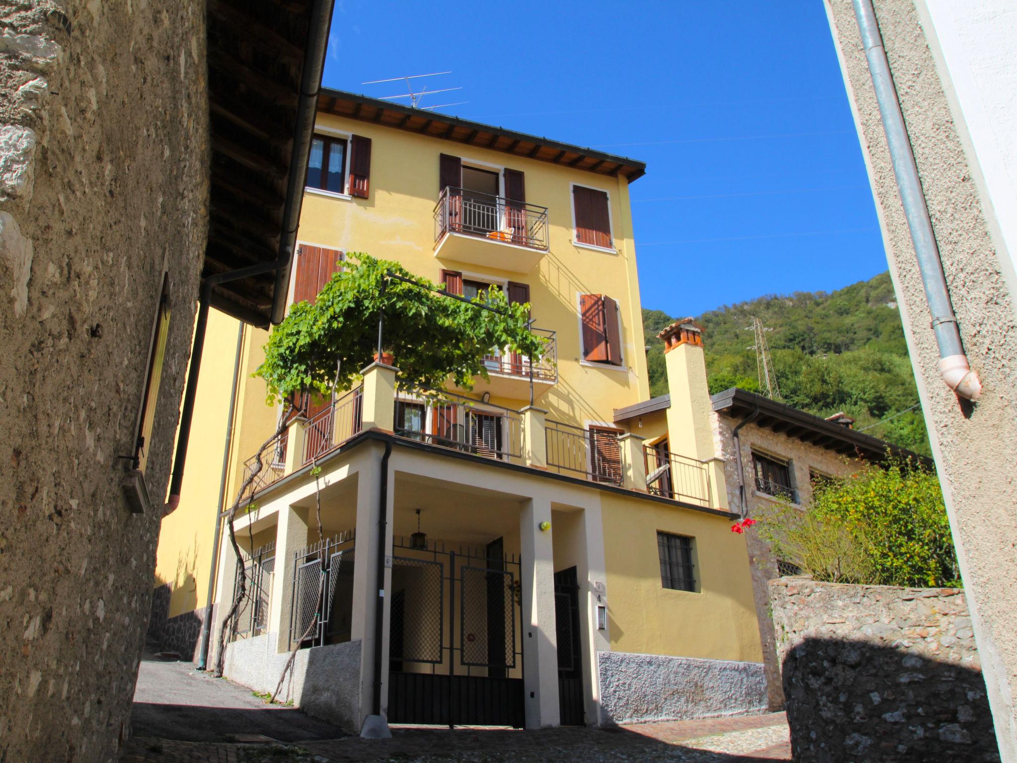 Foto 1 - Apartamento de 2 habitaciones en Gargnano con vistas a la montaña