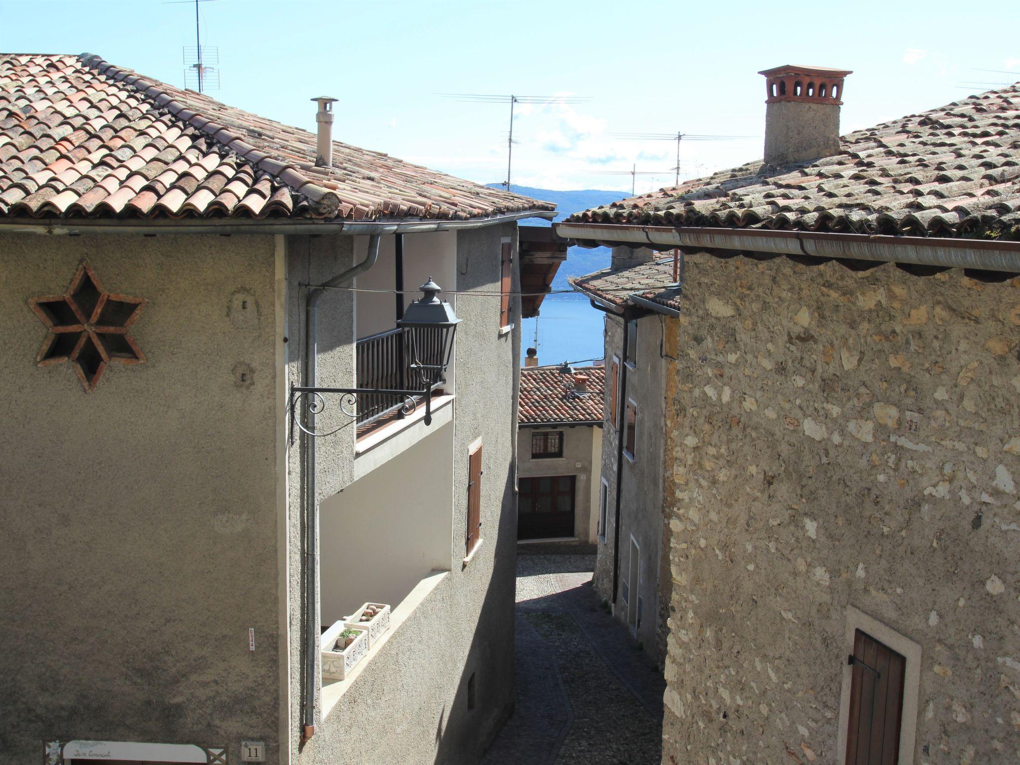 Foto 15 - Appartamento con 3 camere da letto a Gargnano con terrazza e vista sulle montagne