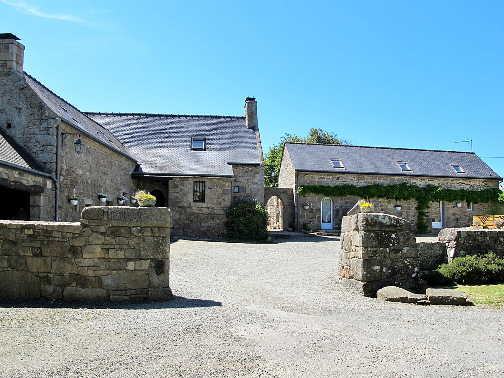 Photo 18 - Maison de 2 chambres à Ploumilliau avec piscine privée et jardin