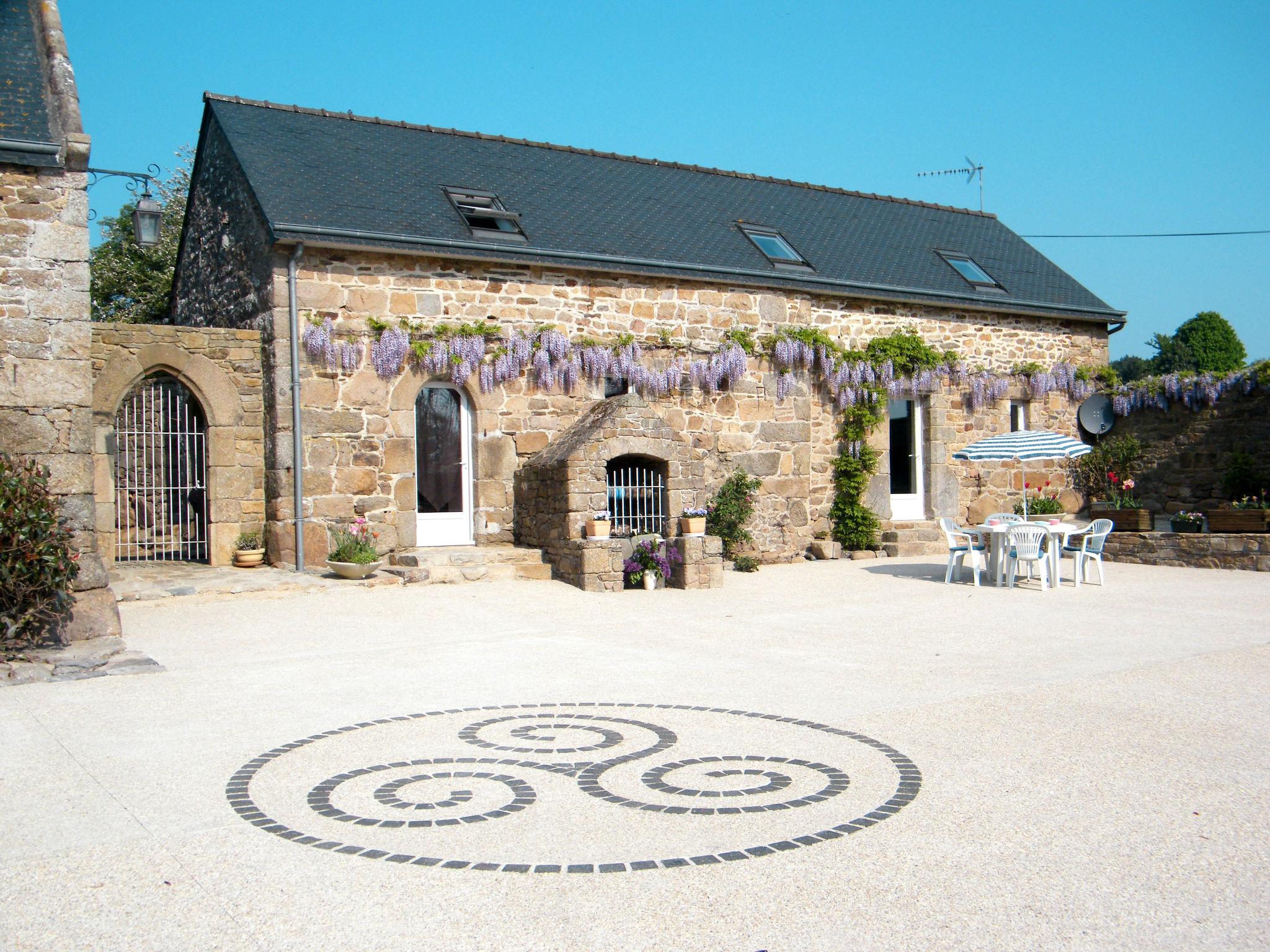 Foto 1 - Casa de 2 quartos em Ploumilliau com piscina e jardim