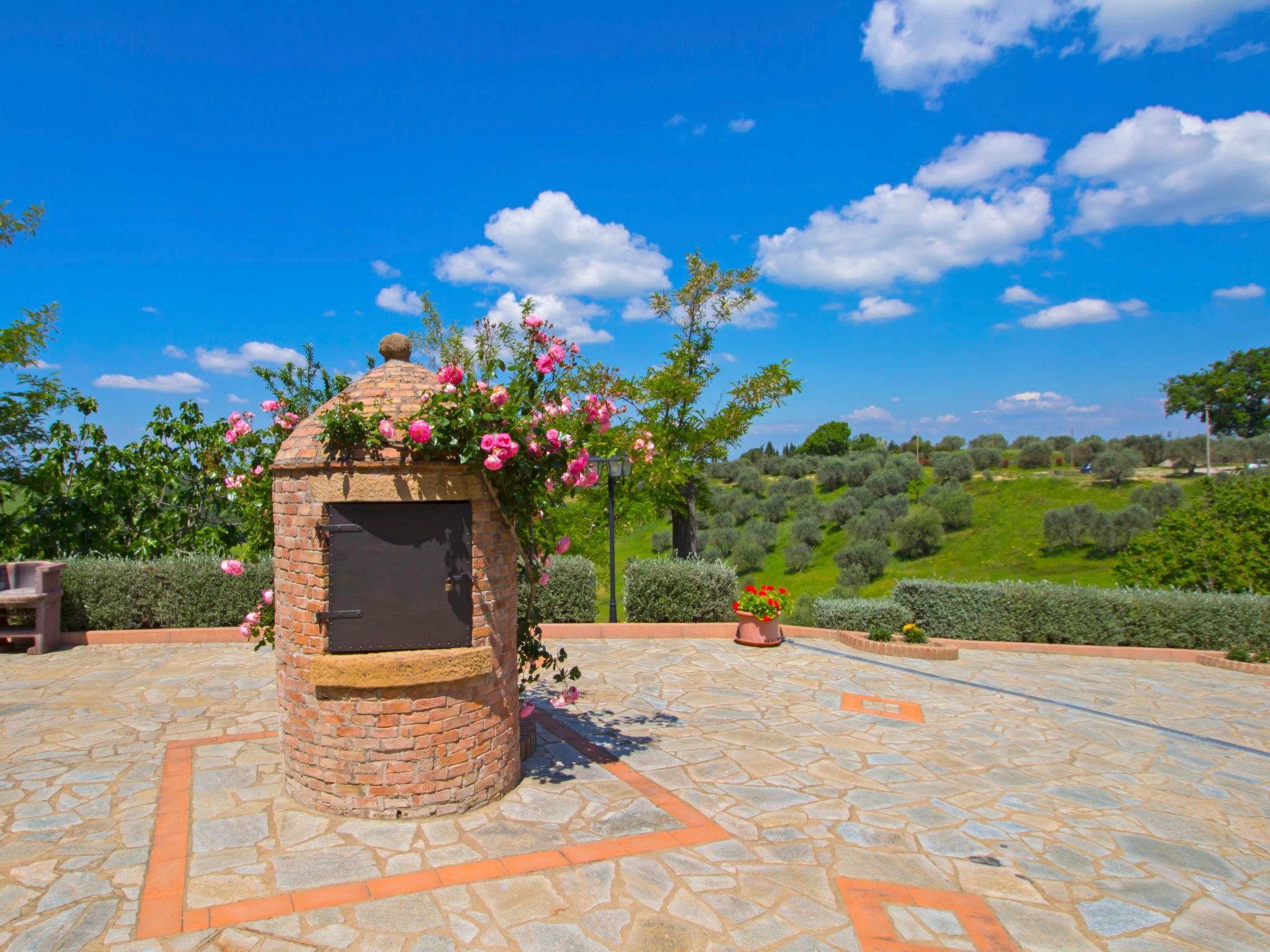 Photo 18 - 2 bedroom Apartment in Volterra with swimming pool and garden