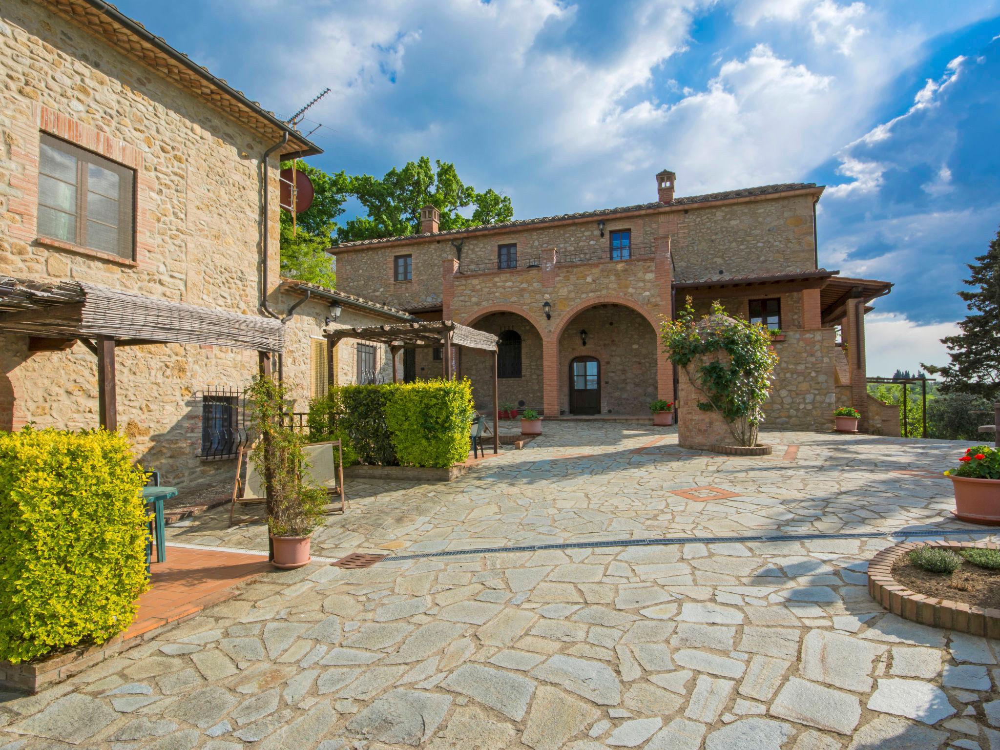 Foto 19 - Apartamento en Volterra con piscina y jardín