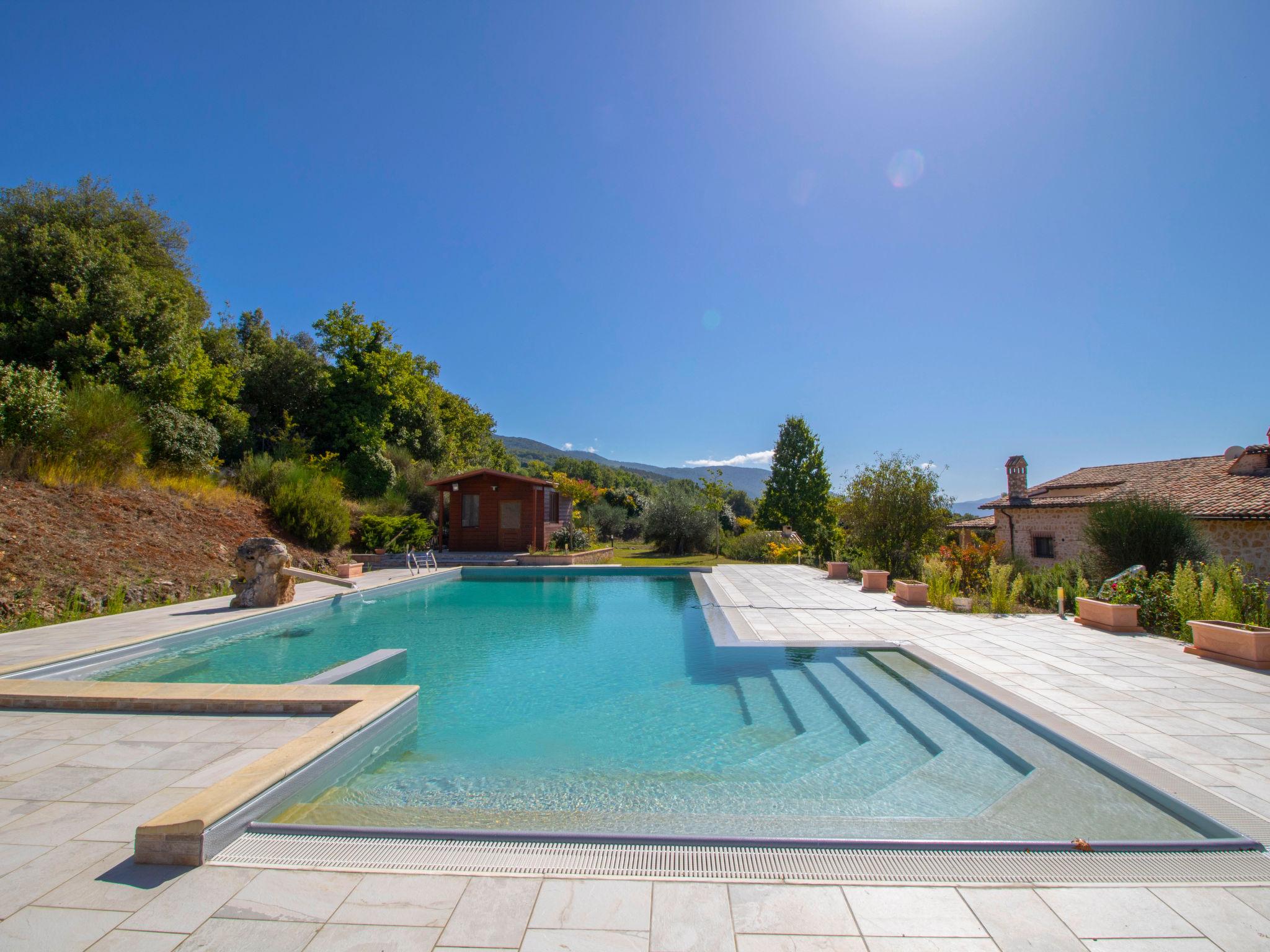 Photo 4 - Maison de 5 chambres à Massa Martana avec piscine privée et jardin