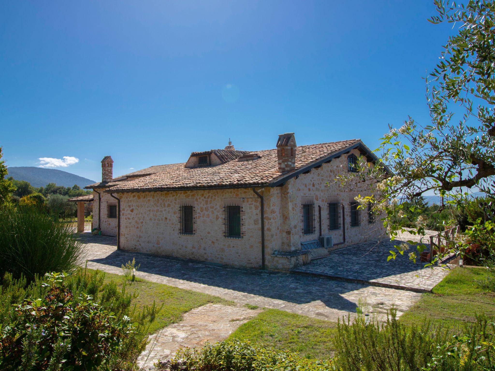 Foto 30 - Casa de 5 quartos em Massa Martana com piscina privada e jardim