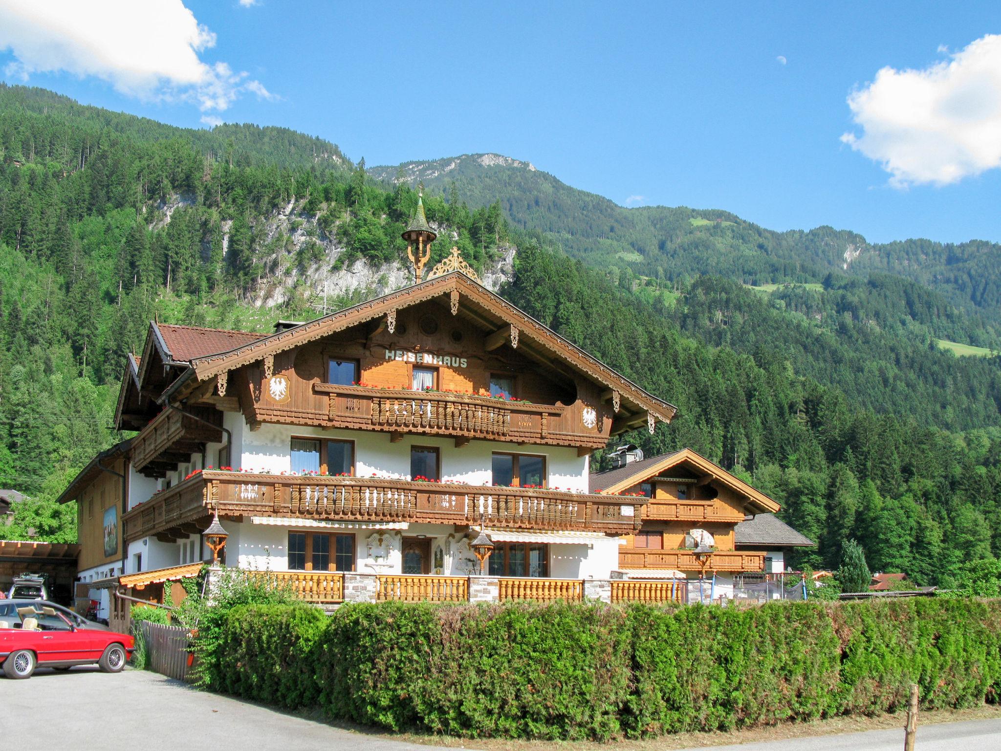 Foto 1 - Appartamento con 2 camere da letto a Ramsau im Zillertal con giardino e vista sulle montagne