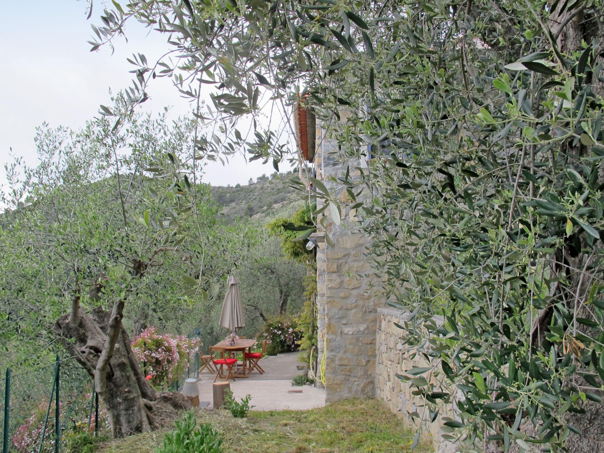 Photo 3 - Maison de 1 chambre à Airole avec jardin et vues à la mer