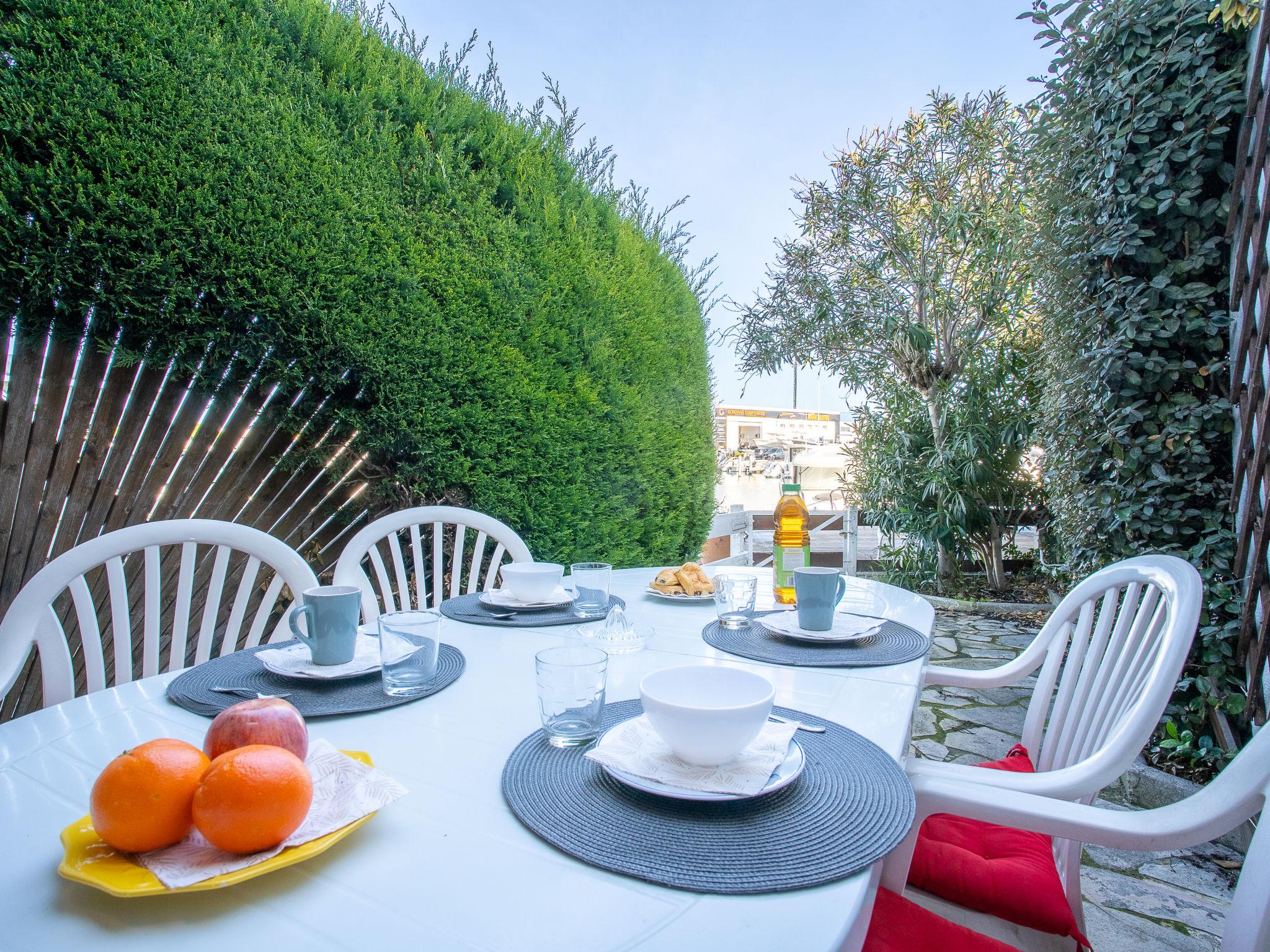 Foto 2 - Casa con 2 camere da letto a Le Grau-du-Roi con terrazza e vista mare