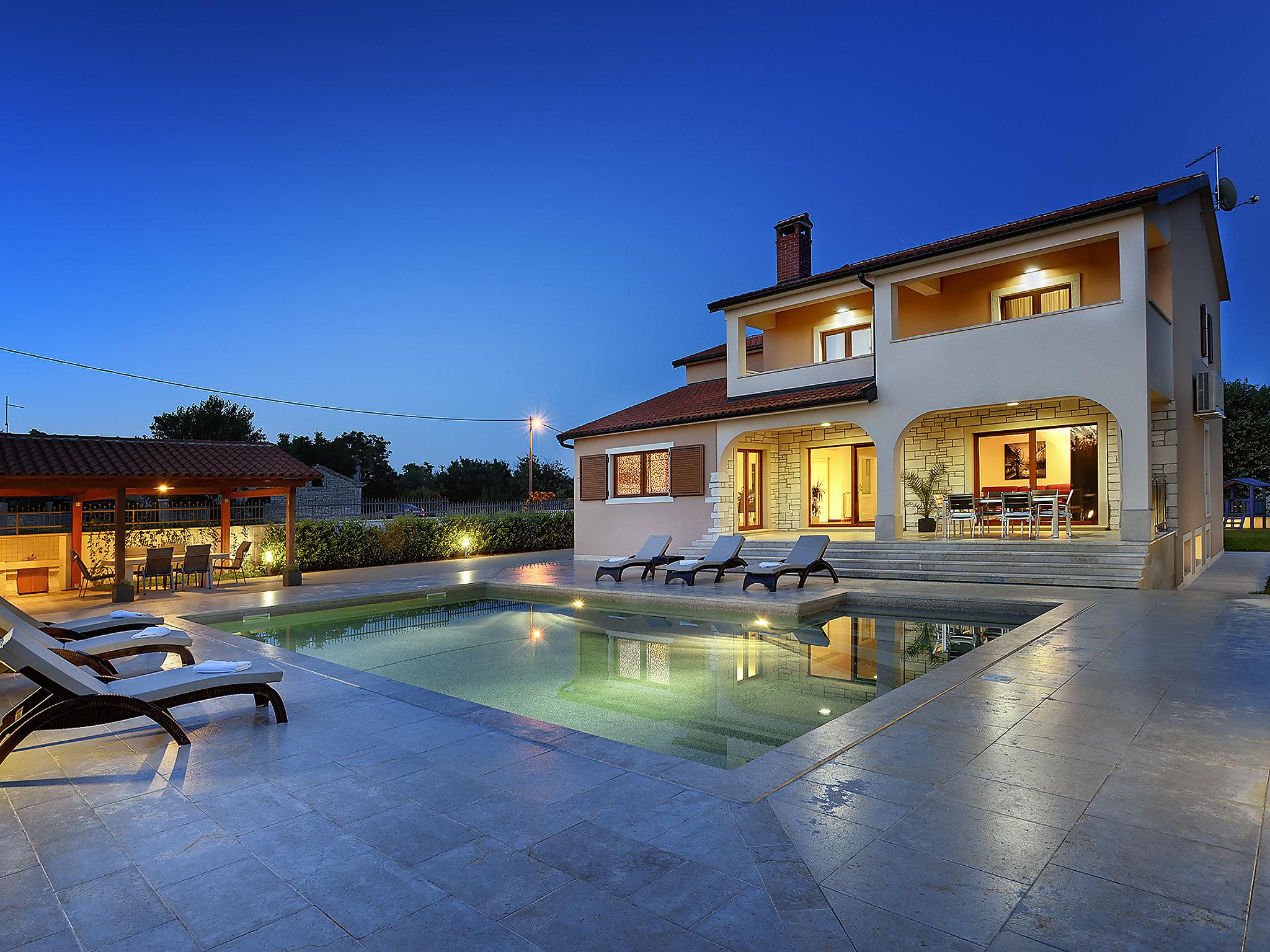 Foto 14 - Casa con 3 camere da letto a Sveti Petar u Šumi con piscina privata e giardino
