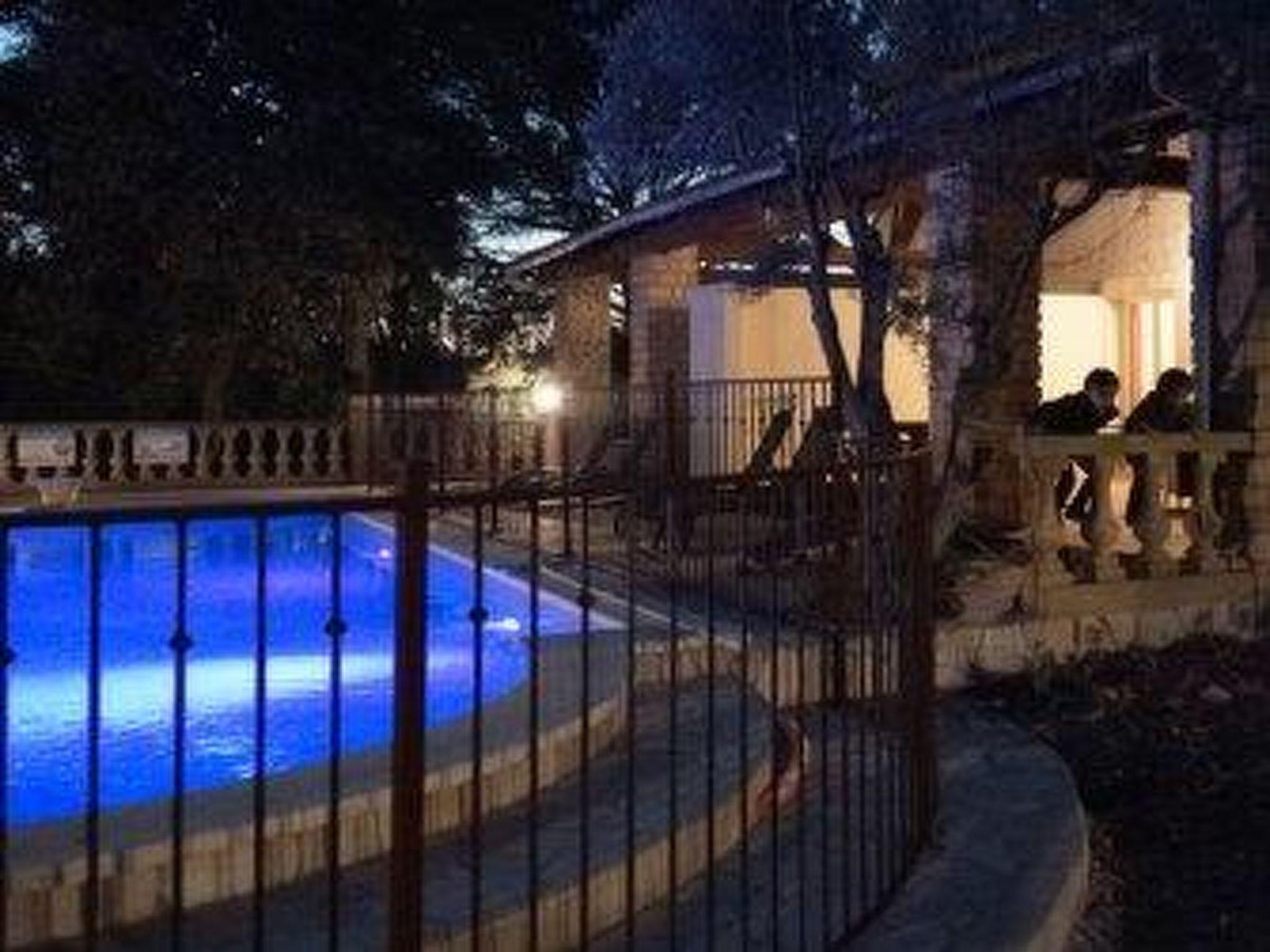 Foto 3 - Casa de 2 quartos em Grans com piscina e jardim