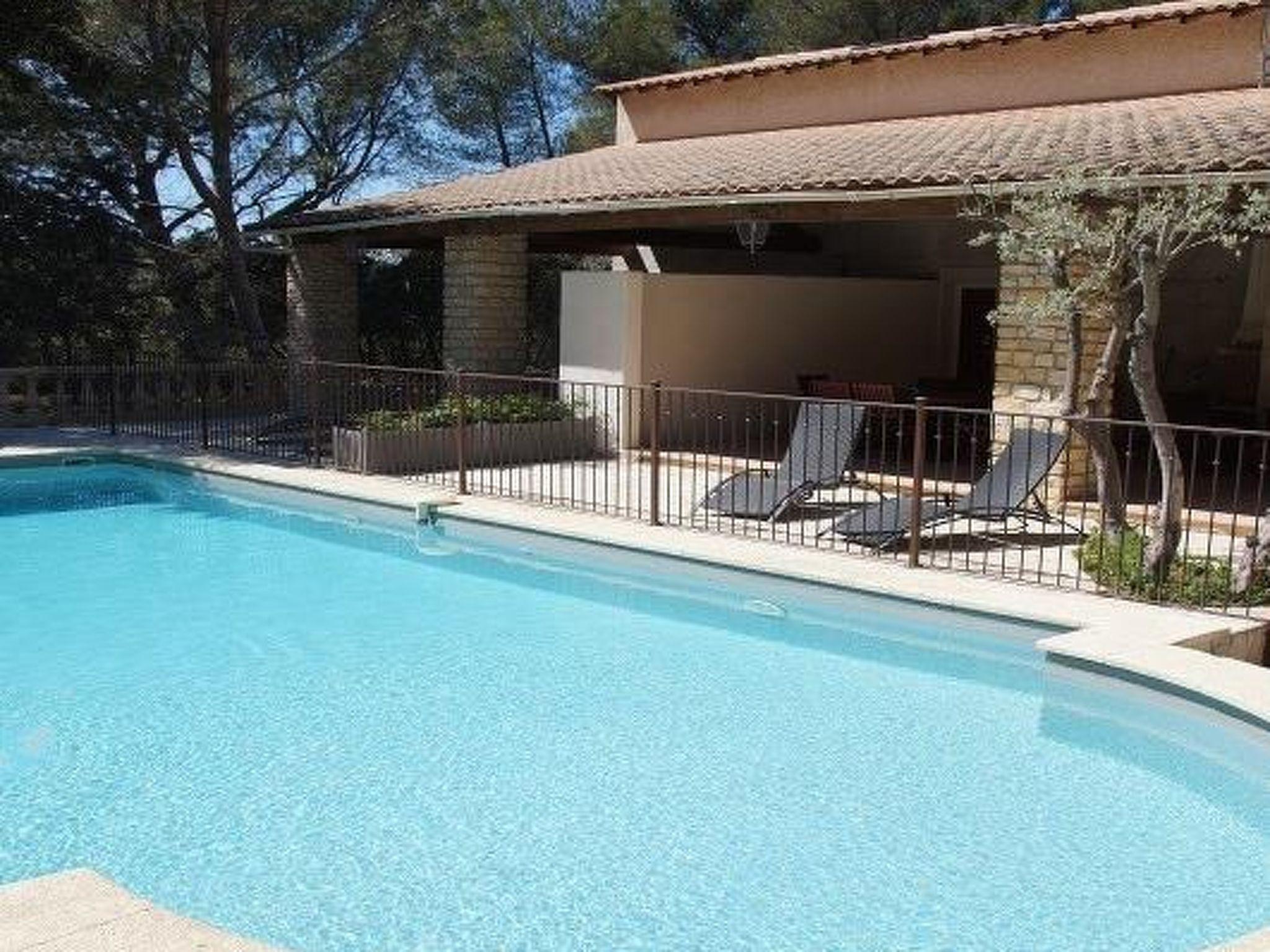 Photo 1 - Maison de 2 chambres à Grans avec piscine et jardin