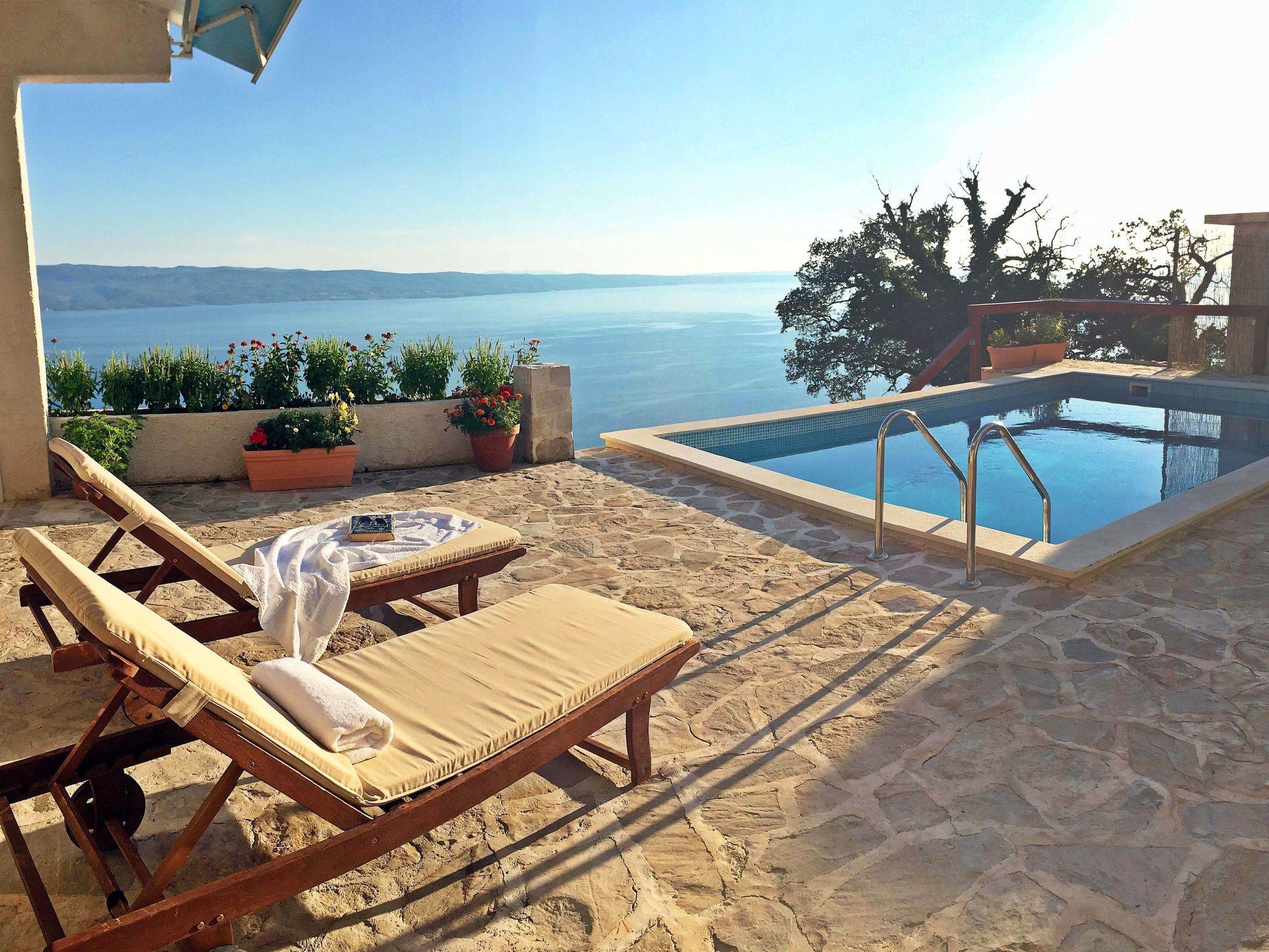 Photo 2 - Maison de 2 chambres à Dugi Rat avec piscine privée et vues à la mer