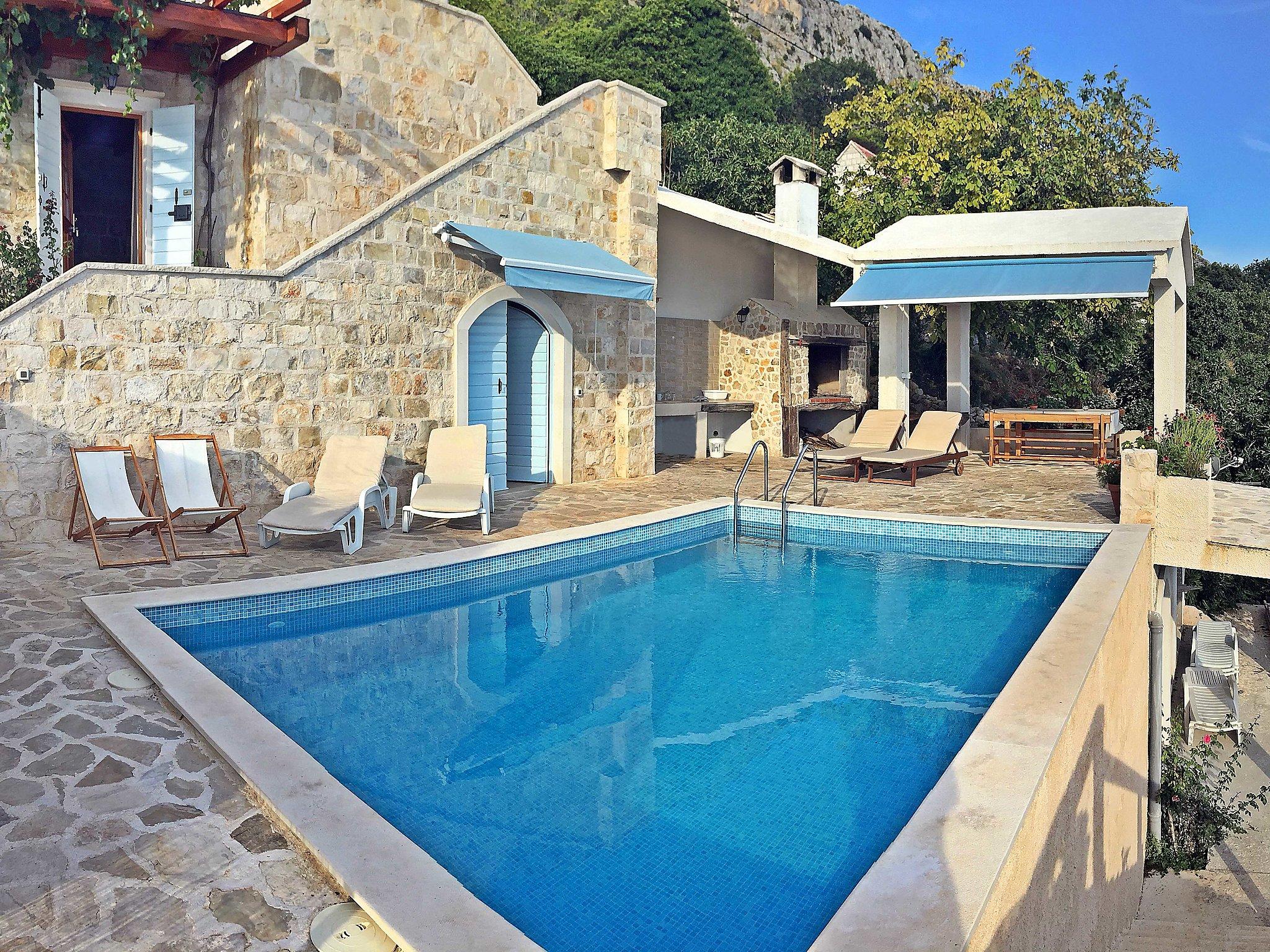 Photo 1 - Maison de 2 chambres à Dugi Rat avec piscine privée et vues à la mer