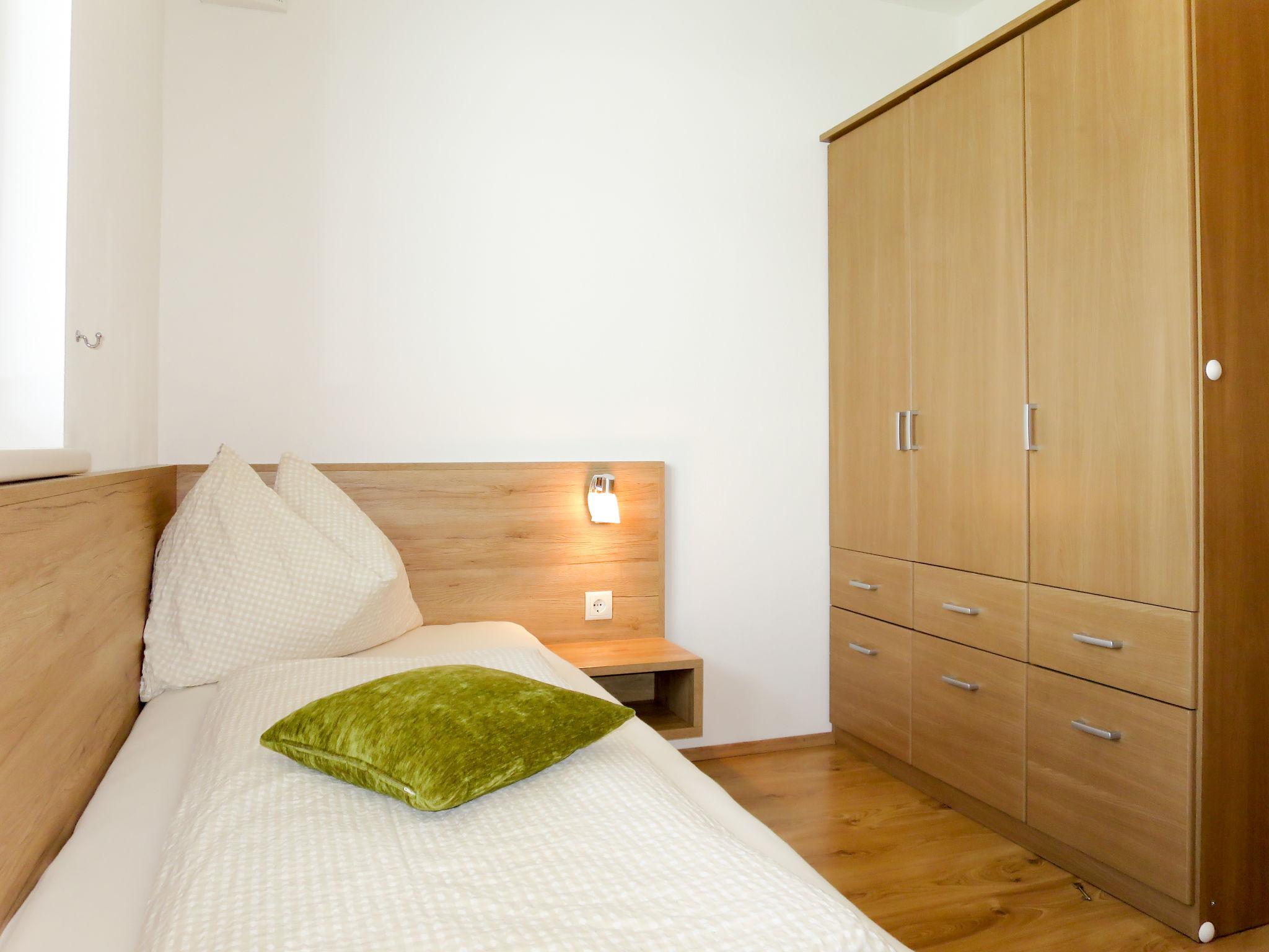 Foto 12 - Appartamento con 2 camere da letto a Fügen con vista sulle montagne