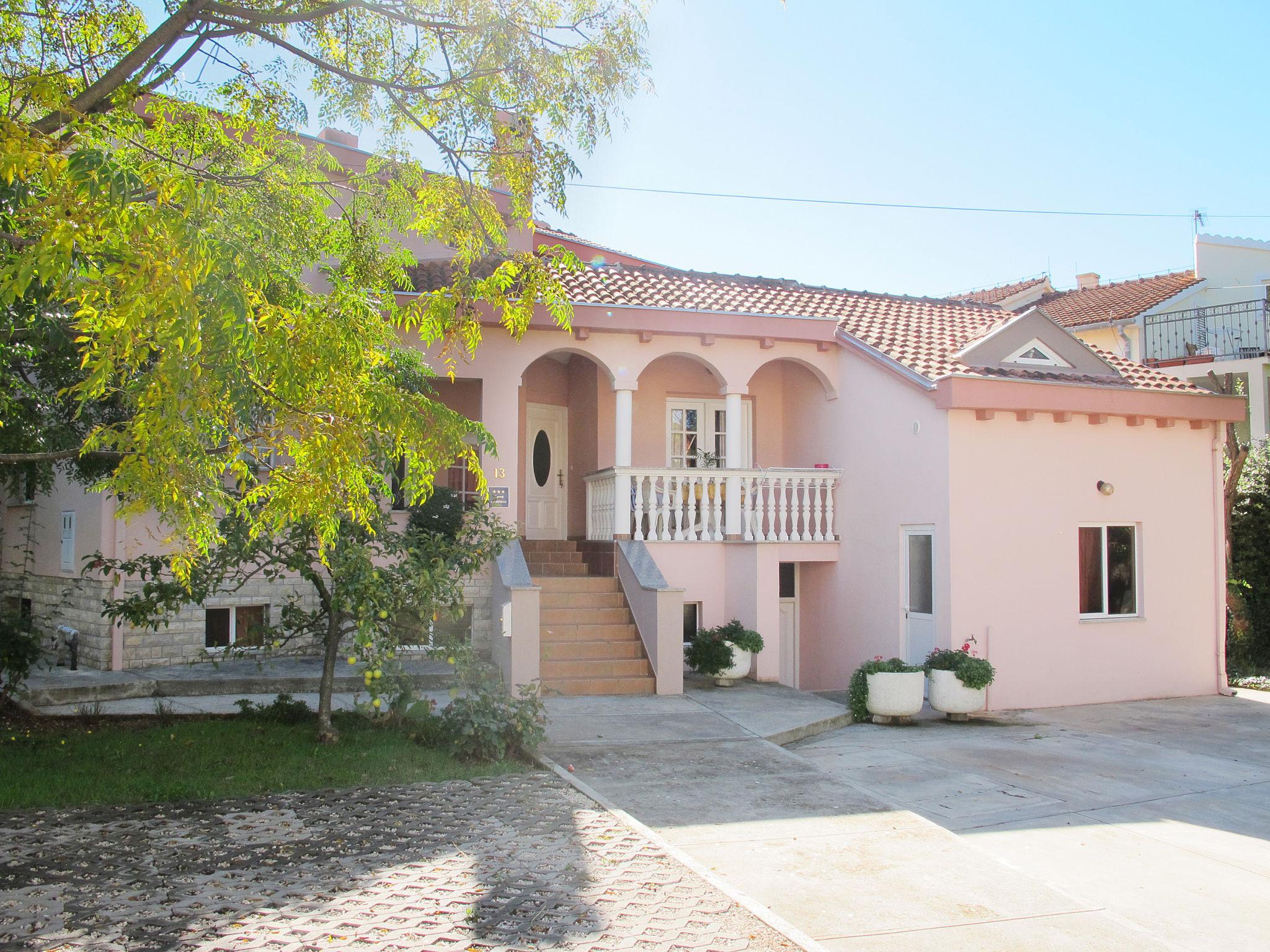 Photo 1 - Appartement de 2 chambres à Zadar avec jardin et terrasse