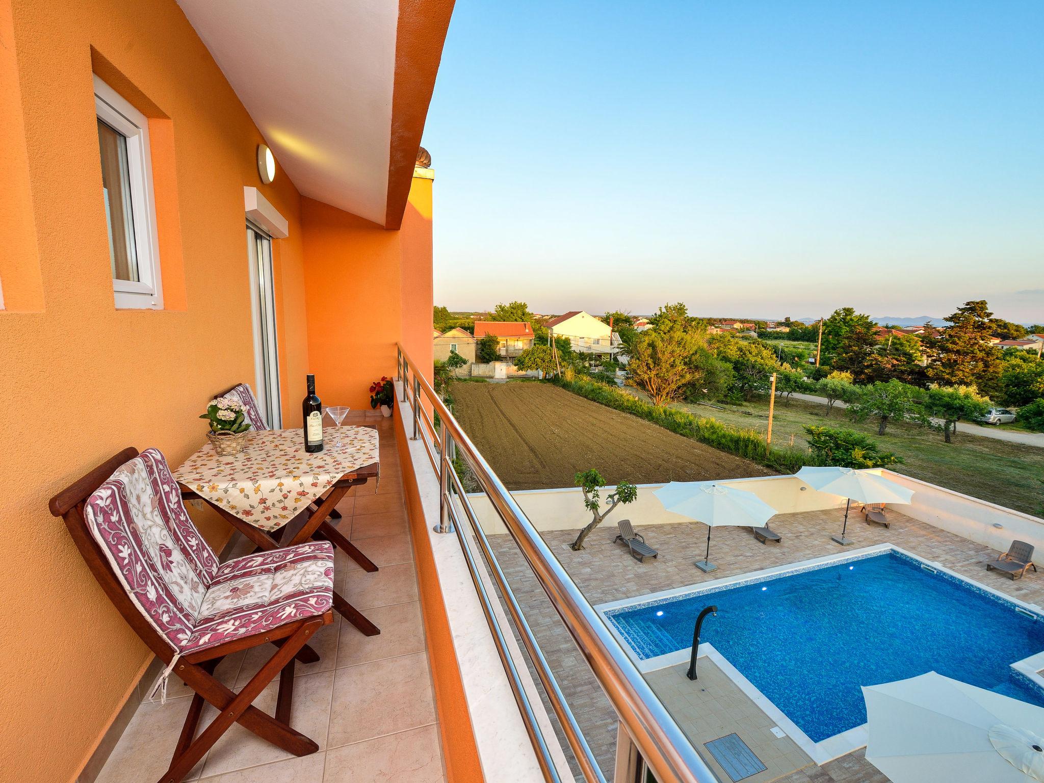 Foto 5 - Apartamento de 1 quarto em Privlaka com piscina e vistas do mar