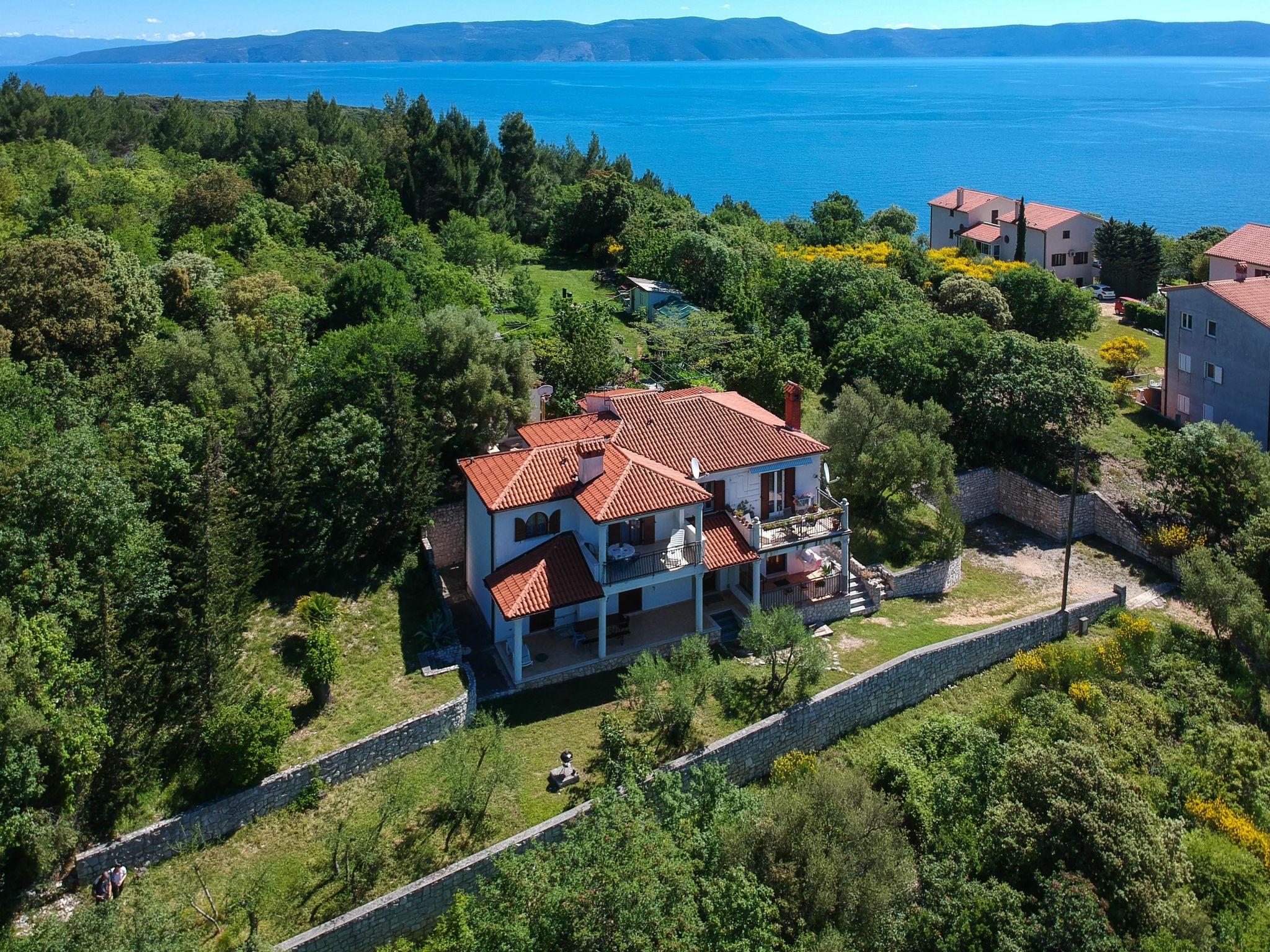 Photo 2 - Maison de 5 chambres à Raša avec terrasse et vues à la mer