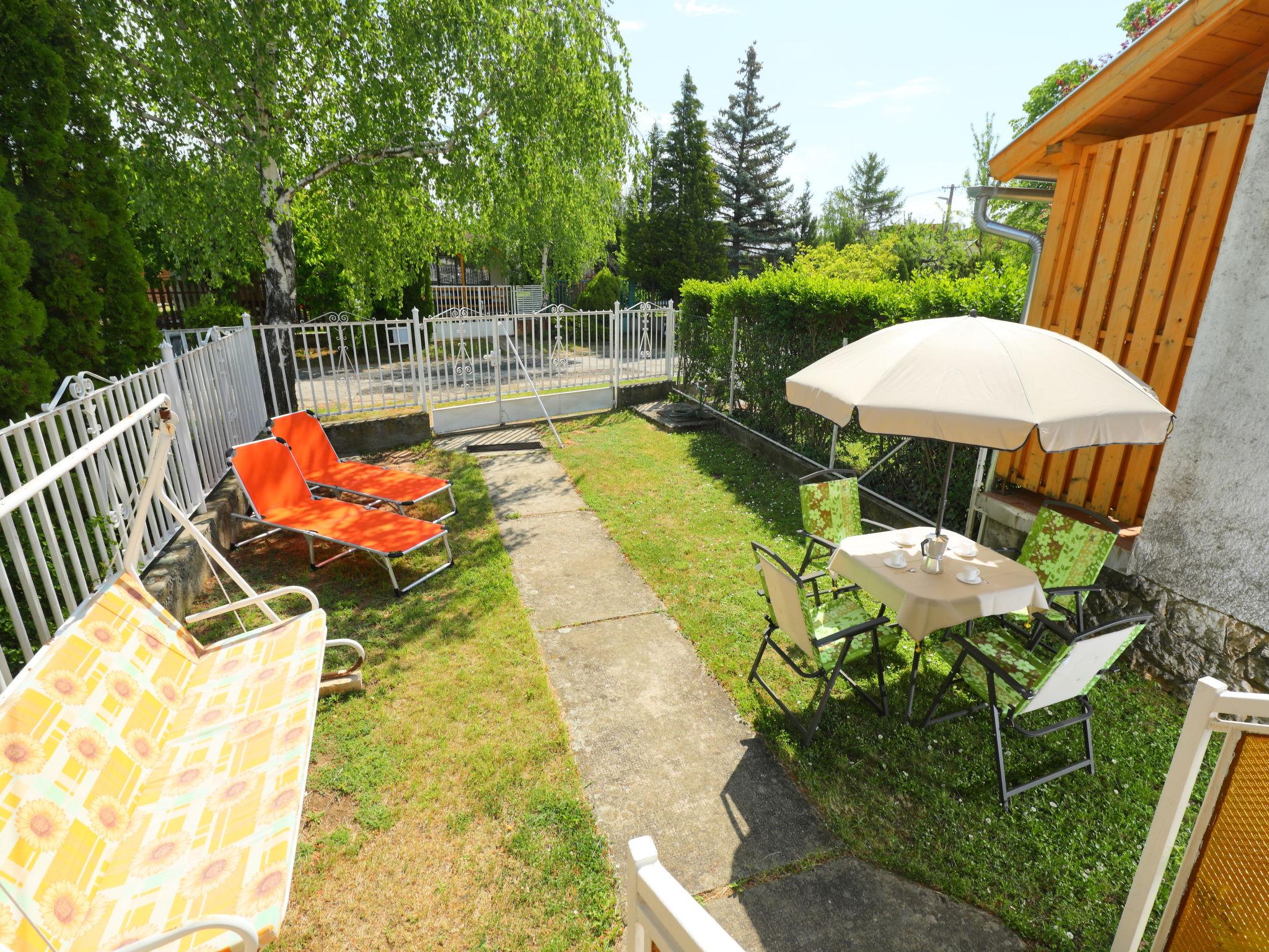 Photo 3 - Maison de 2 chambres à Balatonakali avec jardin et terrasse