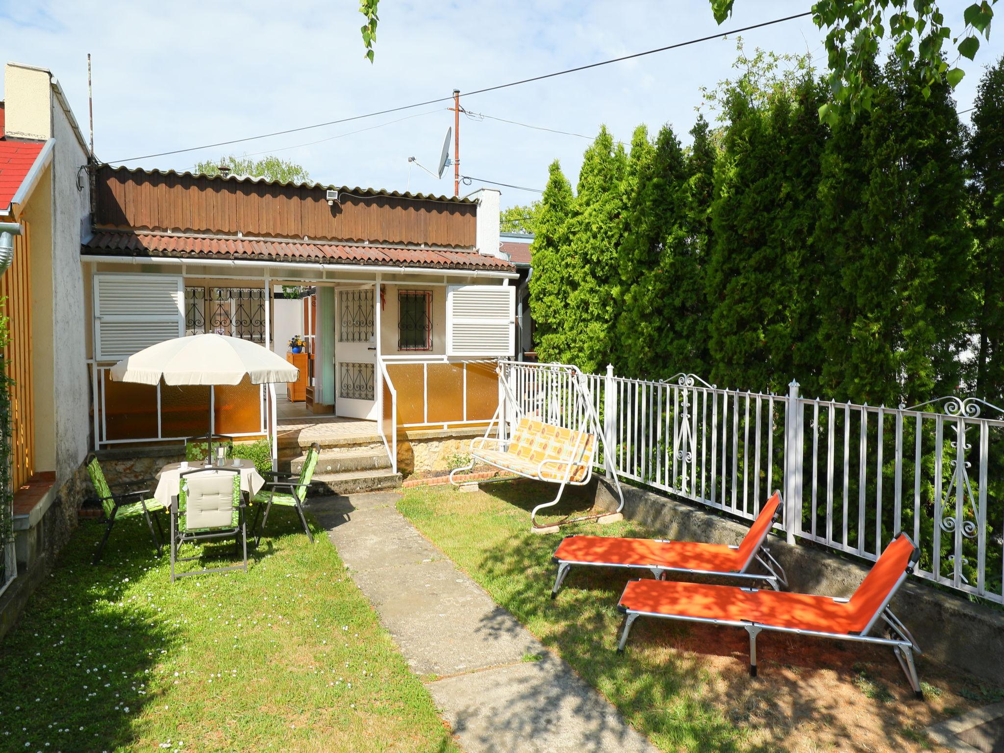 Foto 1 - Casa con 2 camere da letto a Balatonakali con giardino e vista sulle montagne