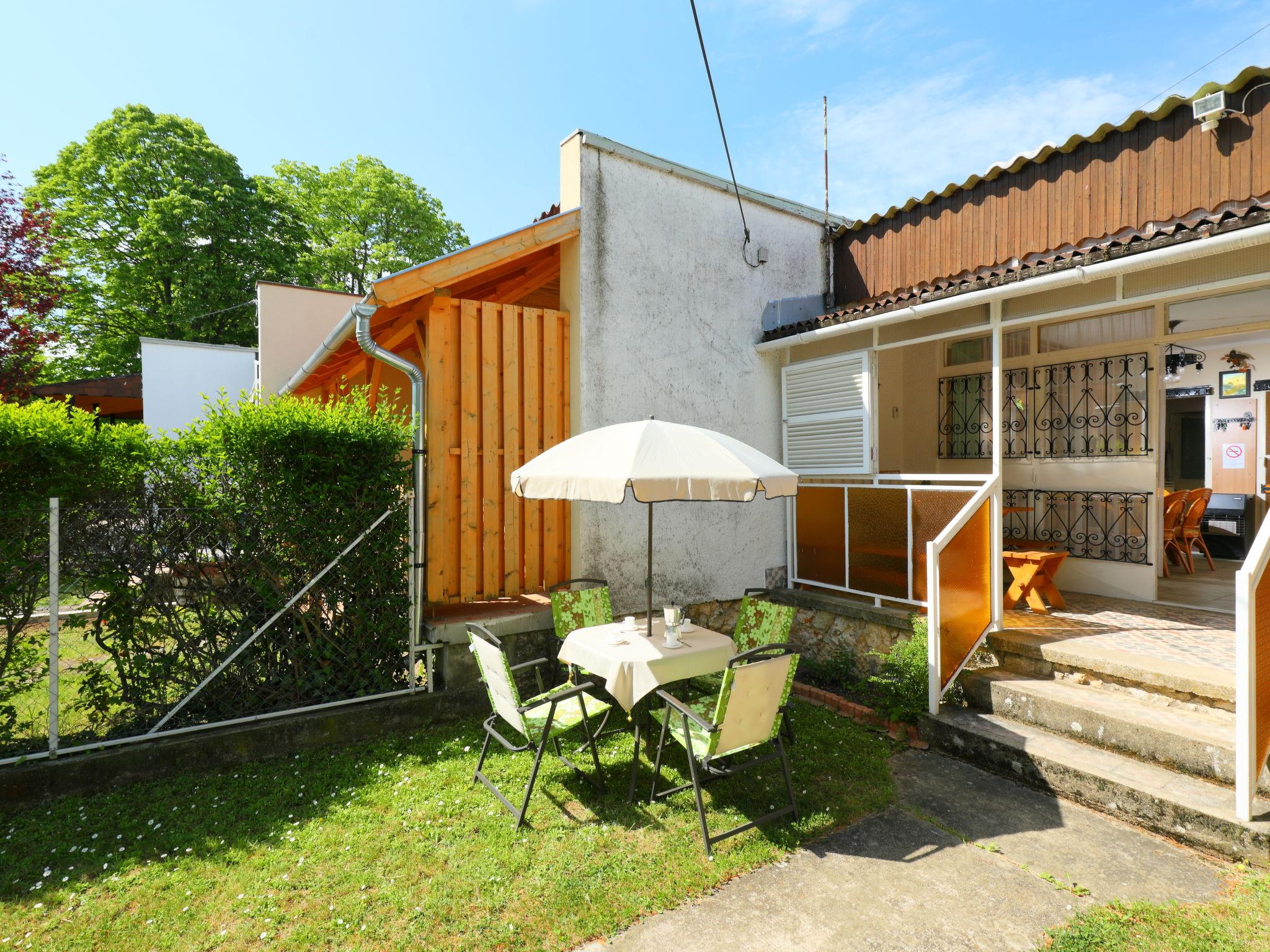 Photo 11 - Maison de 2 chambres à Balatonakali avec jardin et terrasse