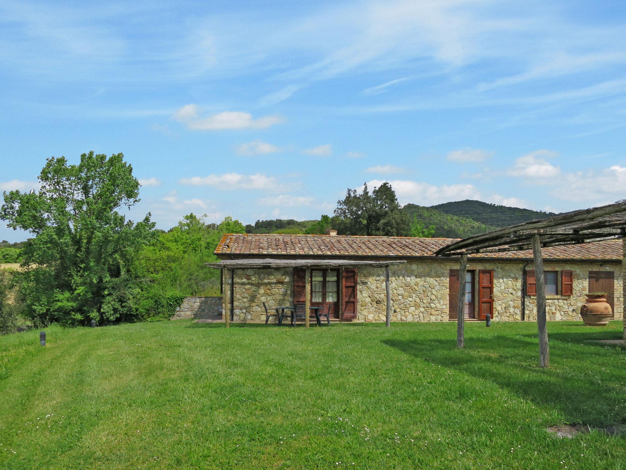 Foto 6 - Haus mit 1 Schlafzimmer in Monteverdi Marittimo mit schwimmbad und garten