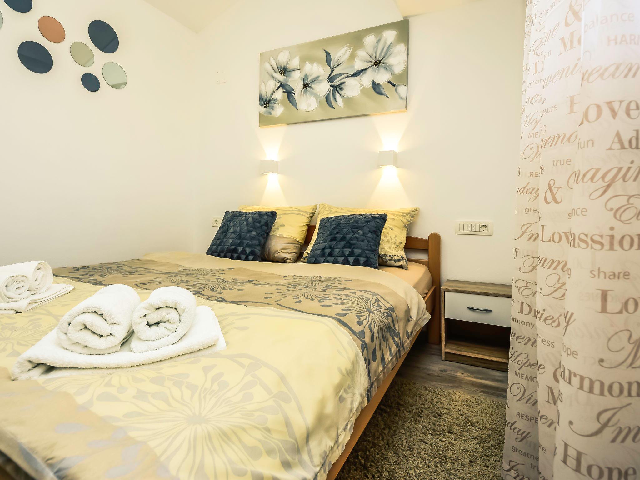 Foto 6 - Appartamento con 2 camere da letto a Vir con terrazza e vista mare