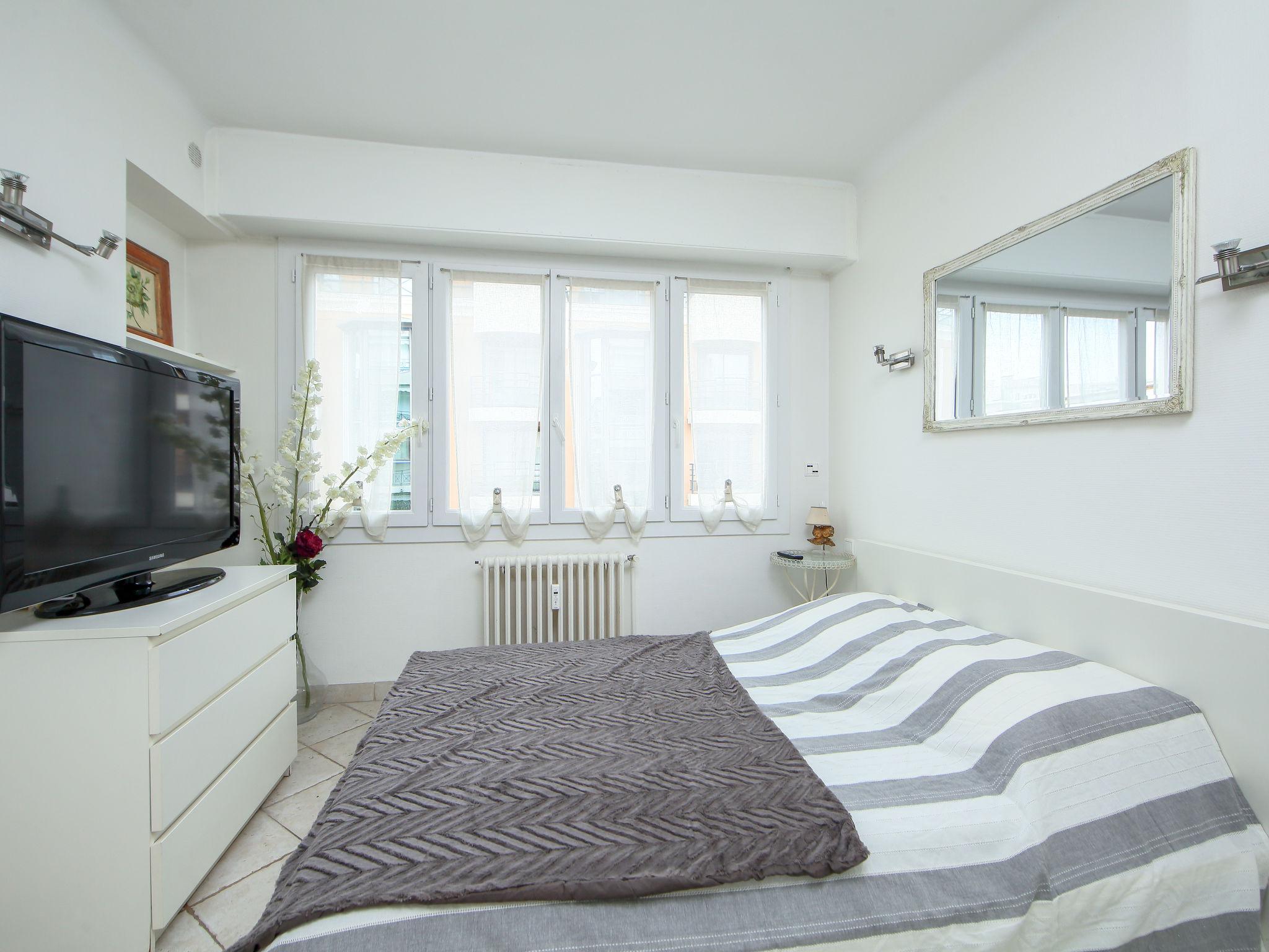 Foto 5 - Appartamento con 2 camere da letto a Cannes con vista mare