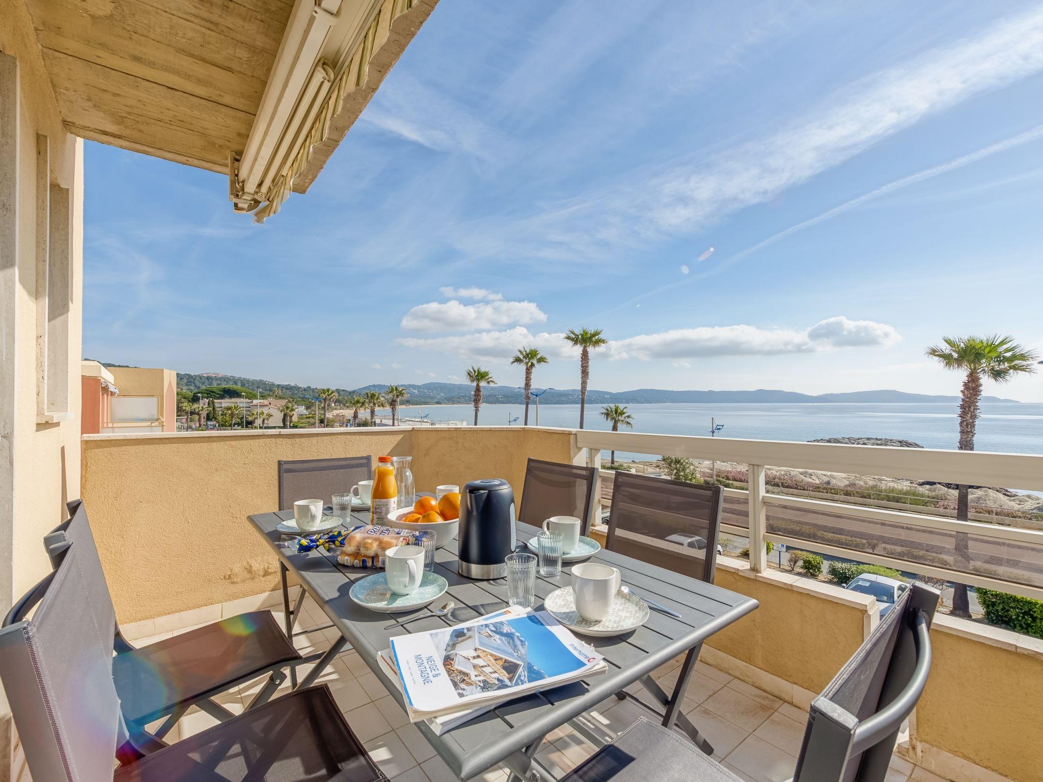 Foto 1 - Appartamento con 2 camere da letto a Cavalaire-sur-Mer con terrazza e vista mare