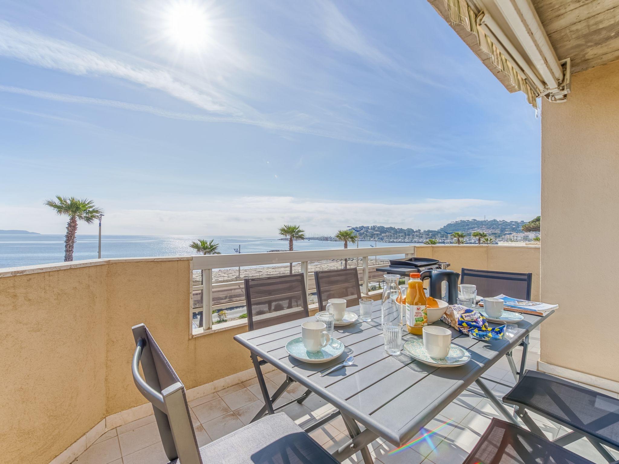 Photo 2 - Appartement de 2 chambres à Cavalaire-sur-Mer avec terrasse et vues à la mer
