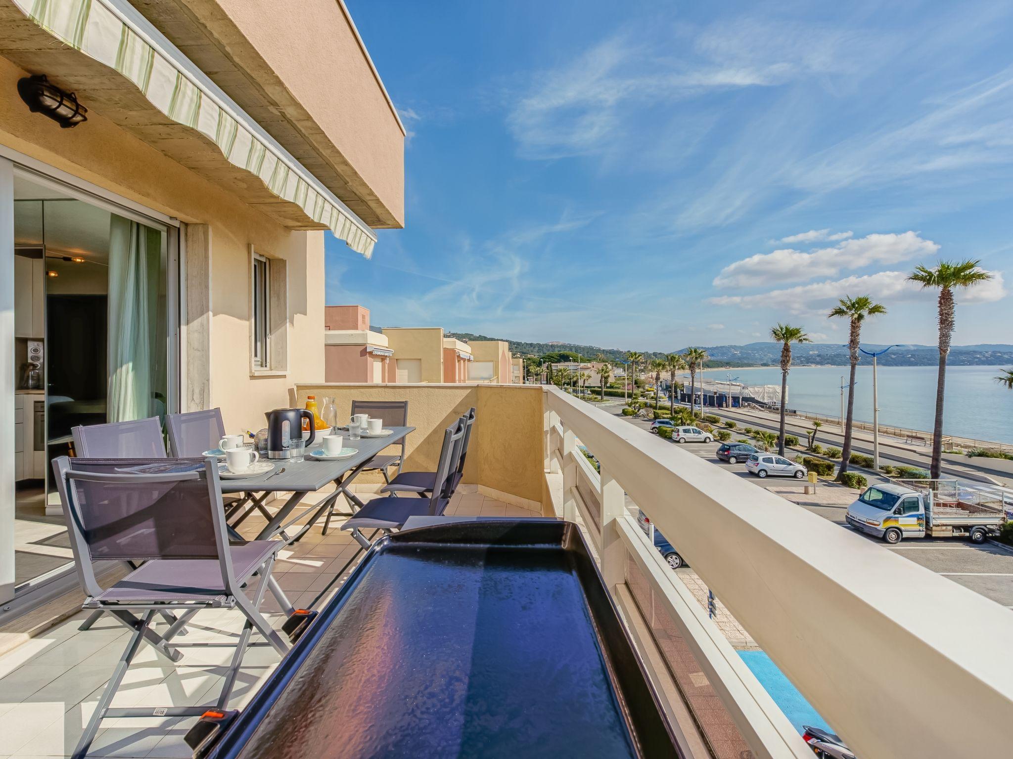 Foto 3 - Apartment mit 2 Schlafzimmern in Cavalaire-sur-Mer mit terrasse und blick aufs meer