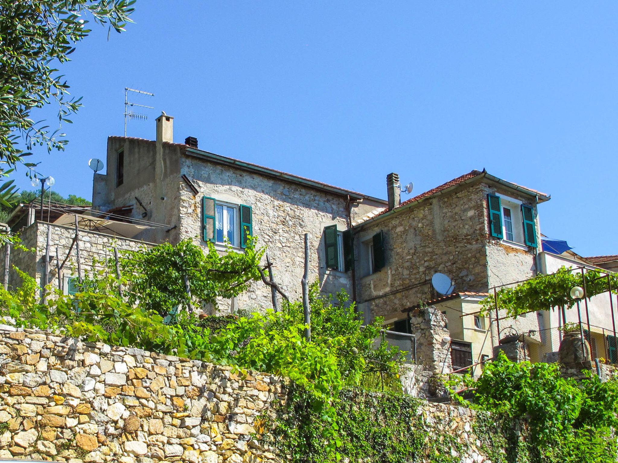 Foto 3 - Apartamento en Finale Ligure con jardín y vistas al mar