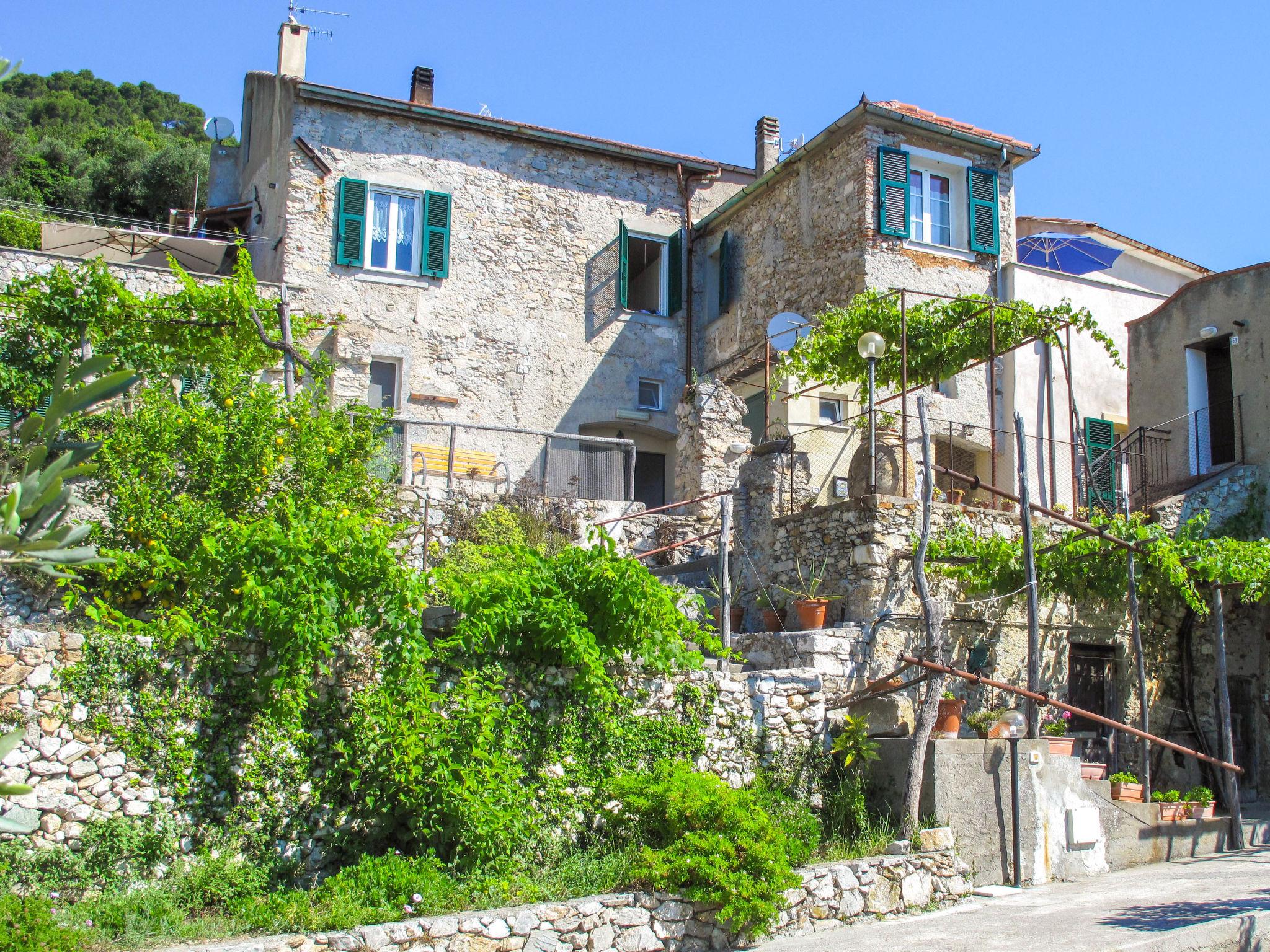 Foto 11 - Apartamento en Finale Ligure con jardín y vistas al mar