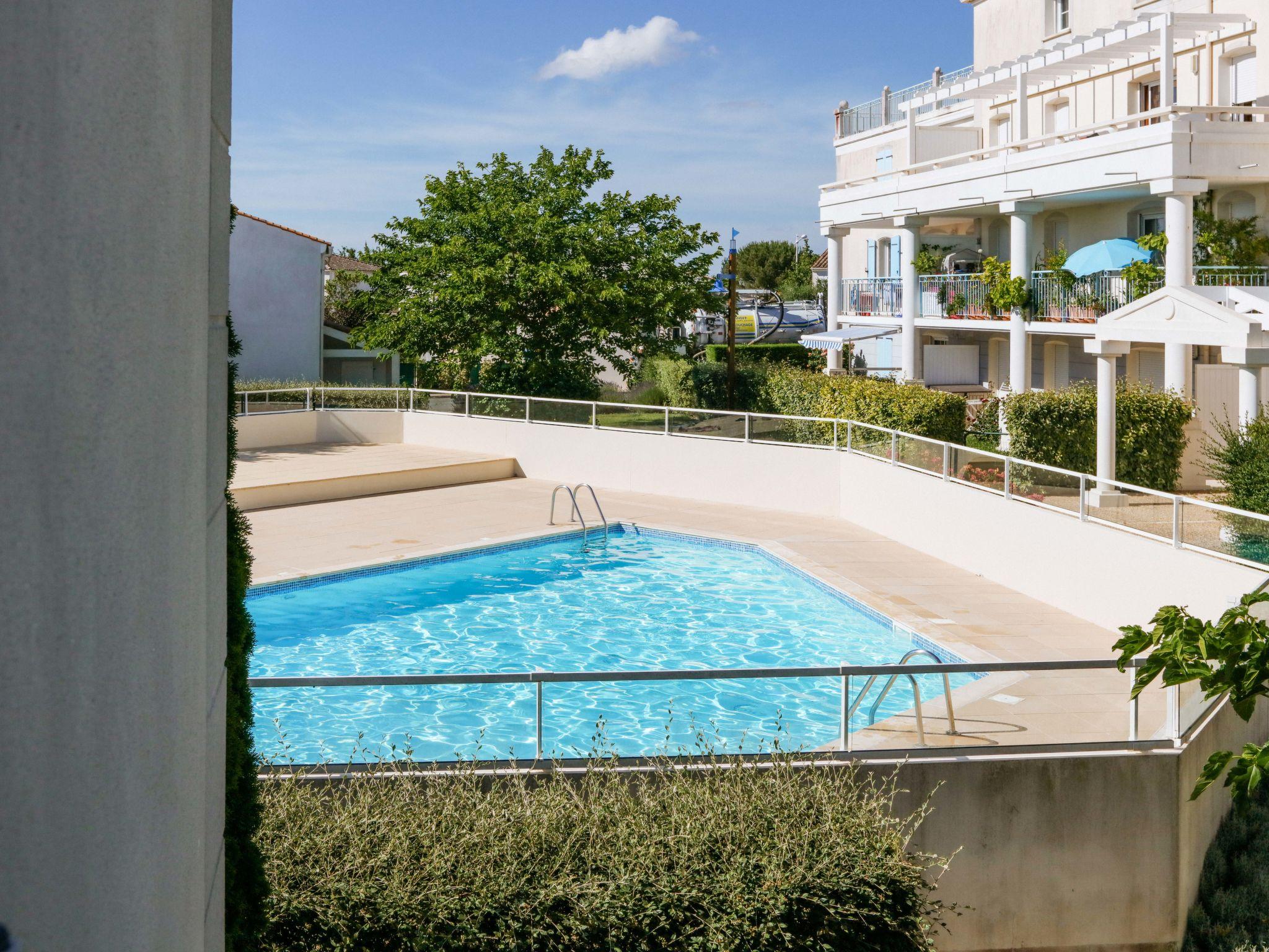 Foto 3 - Casa de 2 quartos em Vaux-sur-Mer com piscina e vistas do mar