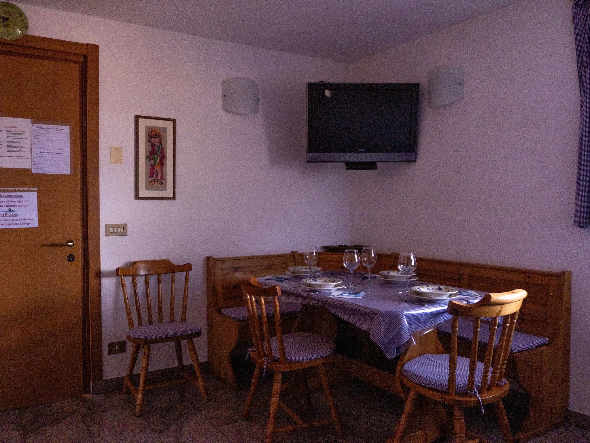 Photo 10 - 2 bedroom Apartment in Brenzone sul Garda with swimming pool and garden