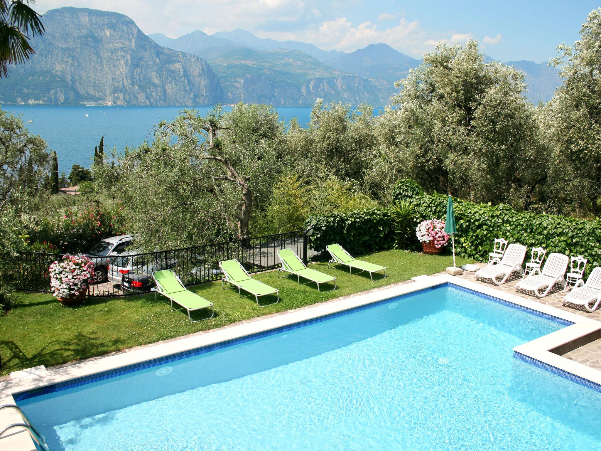 Foto 2 - Apartamento de 1 quarto em Brenzone sul Garda com piscina e vista para a montanha